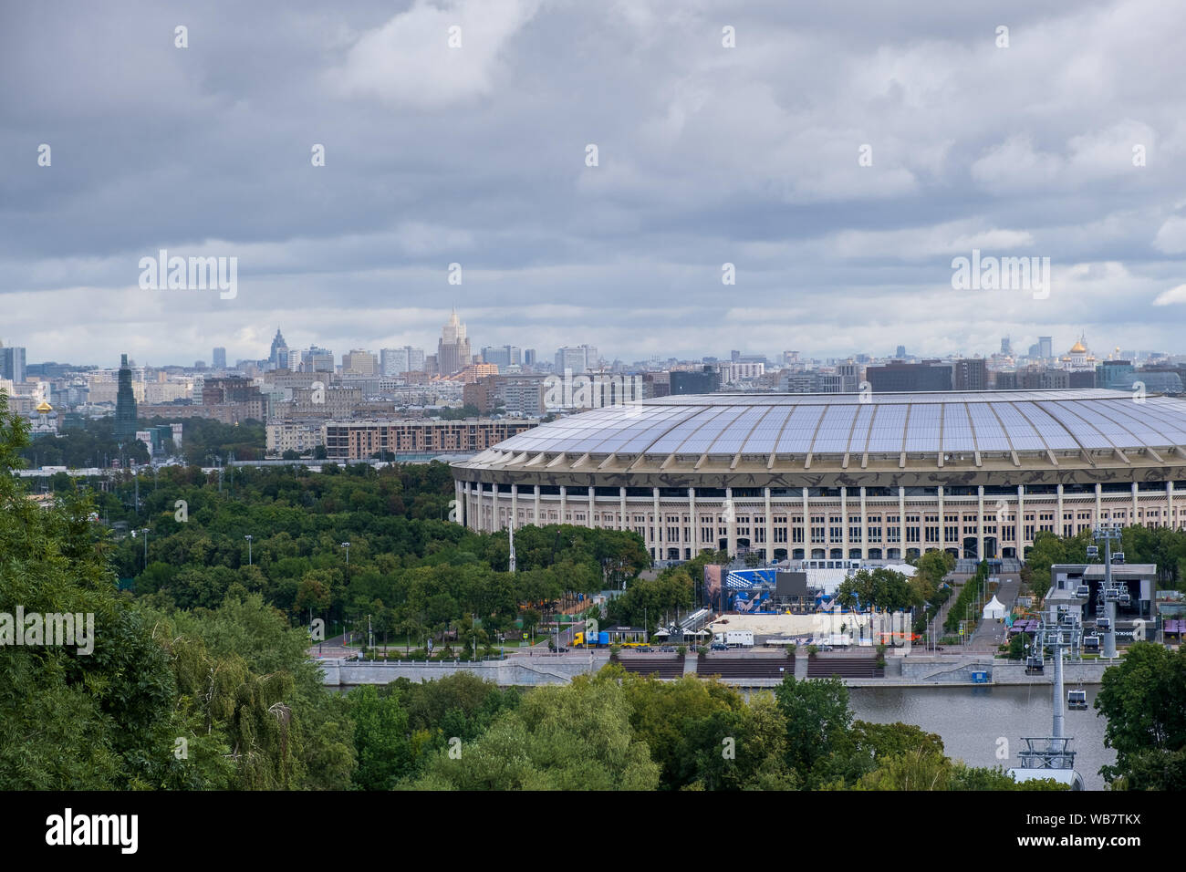 Moscou, Russie - 1 août 2019 : stade Luzhniki et complexe de moineaux un jour nuageux Banque D'Images