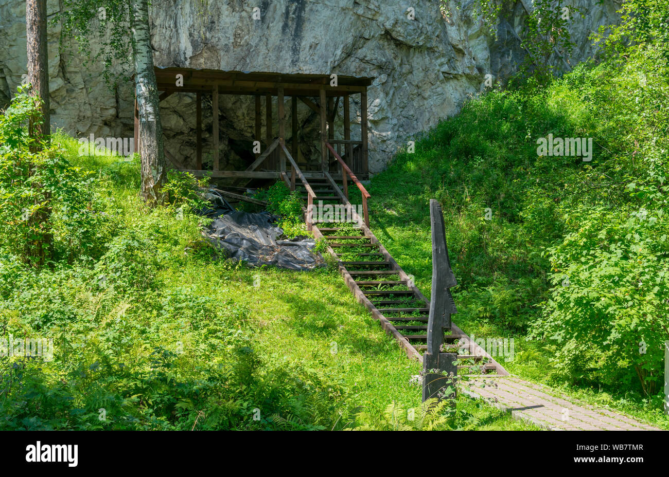 Lieu touristique. Chemin, le chemin d'entrée et escaliers en pierre ancienne cave pour visiter les touristes des excursions Banque D'Images