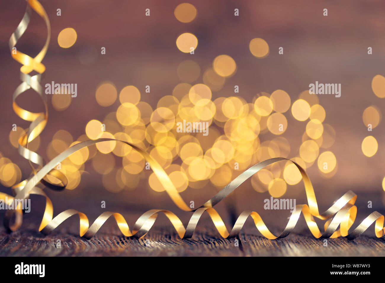 Rayons d'or de la lumière avec des bulles et paillettes sur fond de bois  Photo Stock - Alamy