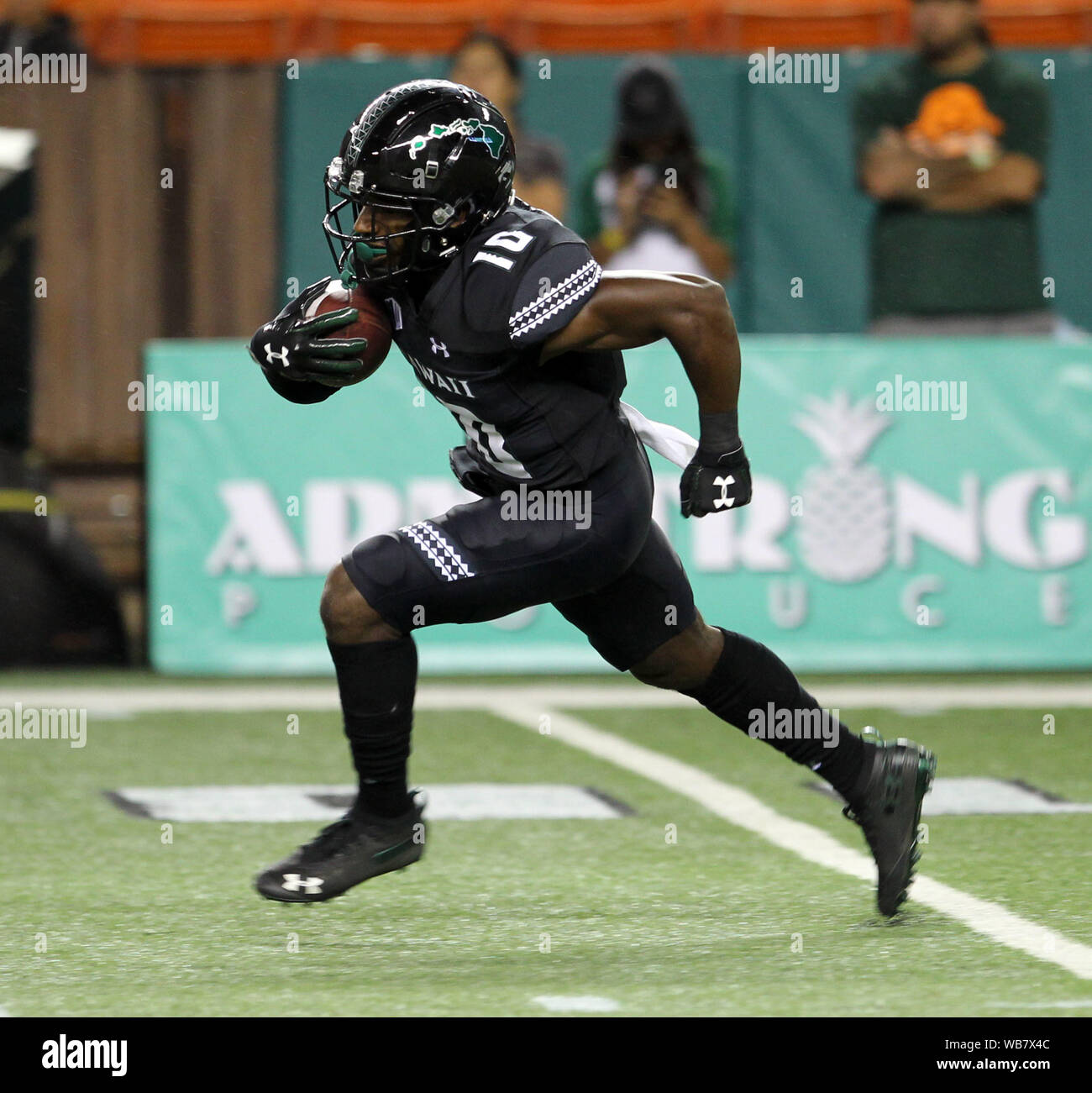 Honolulu, Hawaii, USA. 24 août, 2019. Wildcats AArizona Jamarye wide receiver Joiner # 10 renvoie un coup pendant le jeu entre l'Hawaii Rainbow Warriors et les Wildcats de l'Arizona à l'Aloha Stadium d'Honolulu, HI - Michael Sullivan/CSM Crédit : Cal Sport Media/Alamy Live News Crédit : Cal Sport Media/Alamy Live News Crédit : Cal Sport Media/Alamy Live News Banque D'Images