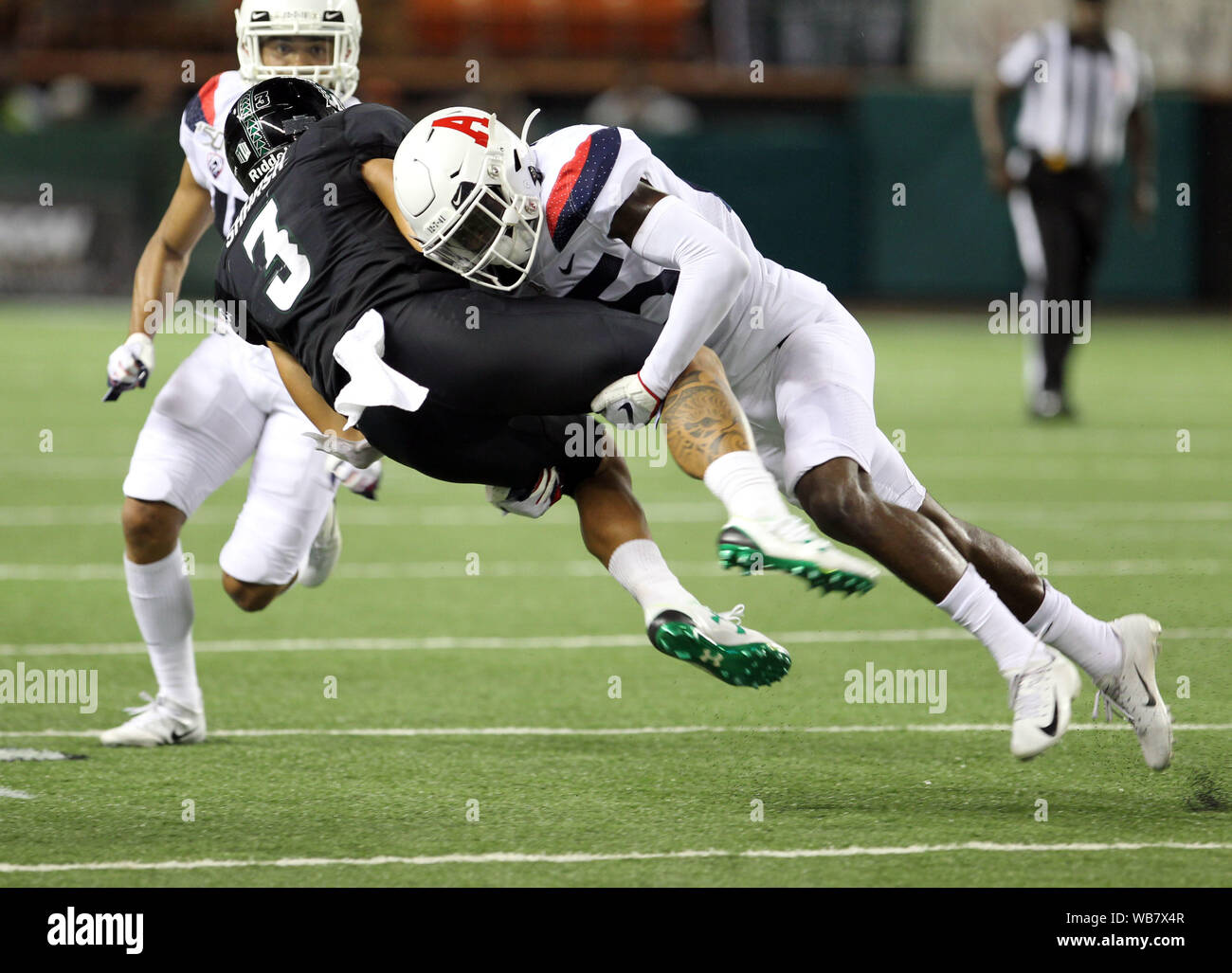 Honolulu, Hawaii, USA. 24 août, 2019. AArizona sécurité Wildcats Christian Young # 5 Attaque à Hawaii Rainbow Warriors wide receiver Jason-Matthew Sharsh # 3 pendant le jeu entre l'Hawaii Rainbow Warriors et les Wildcats de l'Arizona à l'Aloha Stadium d'Honolulu, HI - Michael Sullivan/CSM Crédit : Cal Sport Media/Alamy Live News Crédit : Cal Sport Media/Alamy Live News Crédit : Cal Sport Media/Alamy Live News Banque D'Images