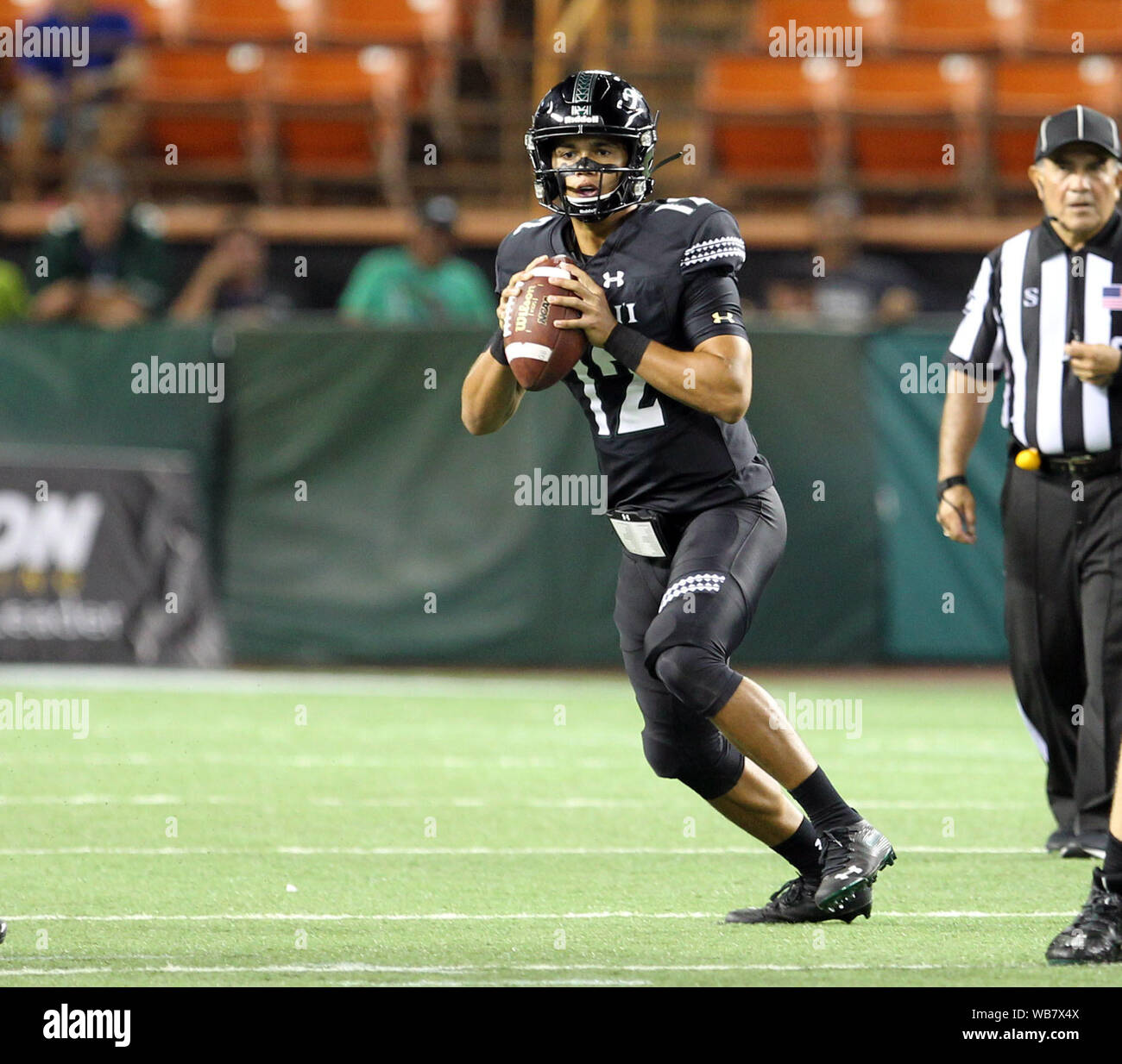 Honolulu, Hawaii, USA. 24 août, 2019. AHawaii Rainbow Warriors quarterback Chevan Cordeiro # 12 ressemble à adopter pendant le jeu entre l'Hawaii Rainbow Warriors et les Wildcats de l'Arizona à l'Aloha Stadium d'Honolulu, HI - Michael Sullivan/CSM Crédit : Cal Sport Media/Alamy Live News Crédit : Cal Sport Media/Alamy Live News Crédit : Cal Sport Media/Alamy Live News Banque D'Images