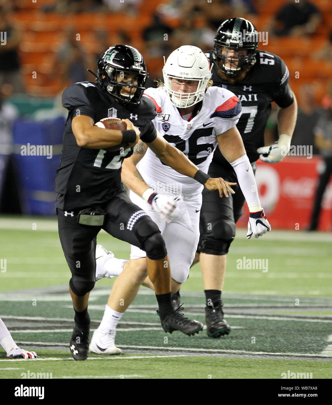 Honolulu, Hawaii, USA. 24 août, 2019.Hawaii Rainbow Warriors quarterback Chevan Cordeiro # 12 s'exécute pendant le jeu entre l'Hawaii Rainbow Warriors et les Wildcats de l'Arizona à l'Aloha Stadium d'Honolulu, HI - Michael Sullivan/CSM Crédit : Cal Sport Media/Alamy Live News Crédit : Cal Sport Media/Alamy Live News Banque D'Images