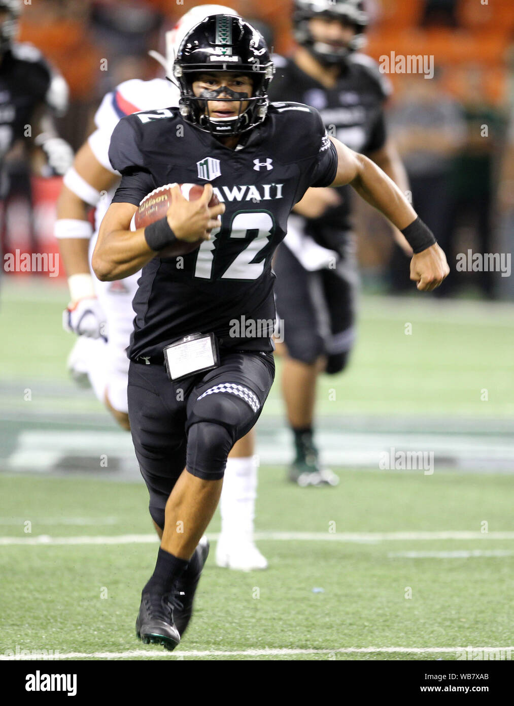 Honolulu, Hawaii, USA. 24 août, 2019.Hawaii Rainbow Warriors quarterback Chevan Cordeiro # 12 pendant le jeu entre l'Hawaii Rainbow Warriors et les Wildcats de l'Arizona à l'Aloha Stadium d'Honolulu, HI - Michael Sullivan/CSM Crédit : Cal Sport Media/Alamy Live News Crédit : Cal Sport Media/Alamy Live News Banque D'Images