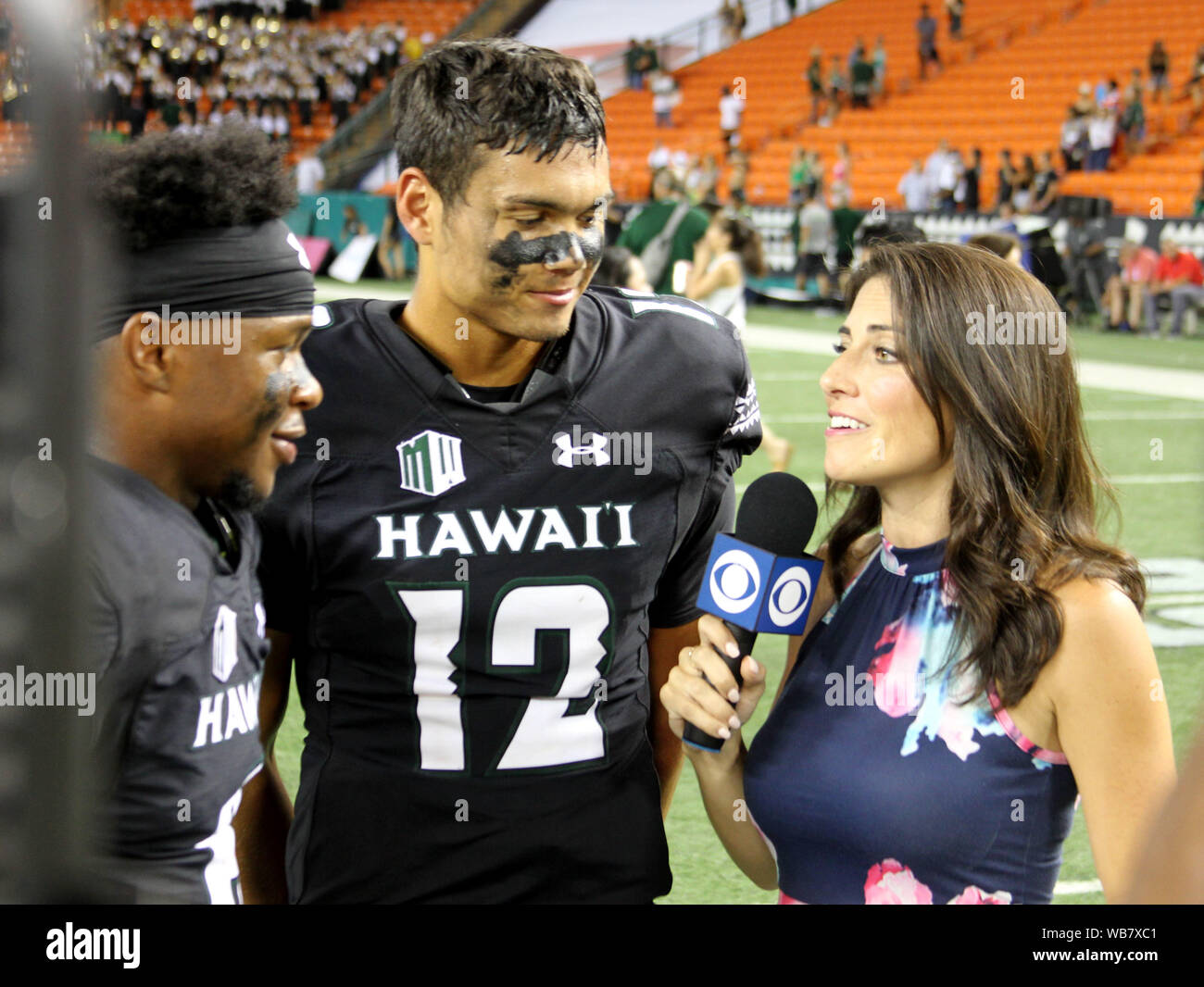 Honolulu, Hawaii, USA. 24 août, 2019.Hawaii Rainbow Warriors wide receiver Byrd II # 6 Cedric et Hawaii Rainbow Warriors quarterback Chevan Cordeiro # 12 obtenir interviewé par CBS's Jenny Dell après le match entre l'Hawaii Rainbow Warriors et les Wildcats de l'Arizona à l'Aloha Stadium d'Honolulu, HI - Michael Sullivan/CSM Crédit : Cal Sport Media/Alamy Live News Crédit : Cal Sport Media/Alamy Live News Banque D'Images