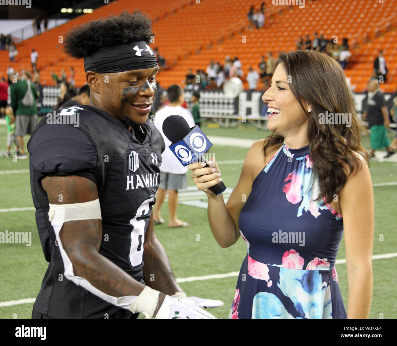 Honolulu, Hawaii, USA. 24 août, 2019. Hawaii Rainbow Warriors wide receiver Byrd II # 6 Cedric est interviewé par CBS's Jenny Dell après le match entre l'Hawaii Rainbow Warriors et les Wildcats de l'Arizona à l'Aloha Stadium d'Honolulu, HI - Michael Sullivan/CSM Crédit : Cal Sport Media/Alamy Live News Banque D'Images
