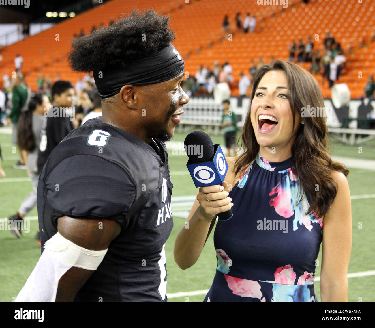 Honolulu, Hawaii, USA. 24 août, 2019. Hawaii Rainbow Warriors wide receiver Byrd II # 6 Cedric est interviewé par CBS's Jenny Dell après le match entre l'Hawaii Rainbow Warriors et les Wildcats de l'Arizona à l'Aloha Stadium d'Honolulu, HI - Michael Sullivan/CSM Crédit : Cal Sport Media/Alamy Live News Banque D'Images