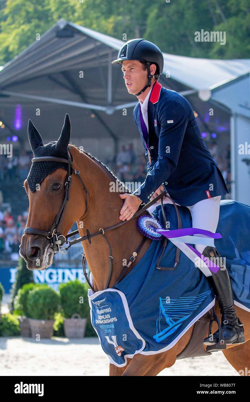 Rotterdam. Aux Pays-Bas. 23 août 2019. Médaillé de bronze de l'équipe Scott Brash (GBR) équitation Bonjour M'dame dans le Tour d'Honneur pour l'équipe Médaille finale. Concours hippique. FEI Longines championnats européens. Bouleau/SIP Elli Crédit photo agency/Alamy live news. Banque D'Images