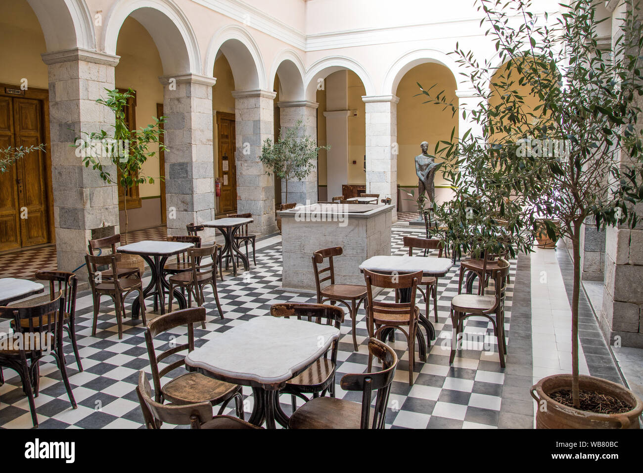 Café traditionnel pittoresque à l'intérieur de l'hôtel de ville d'Ermoupolis sur l'île de Syros, Cyclades, Grèce Banque D'Images