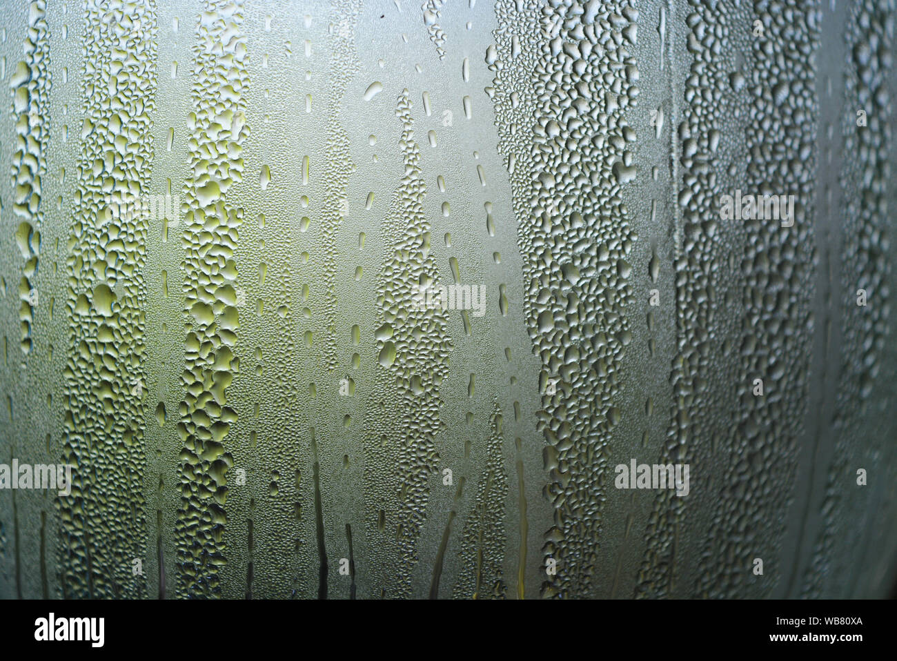 Verre transparent cuit à la vapeur, condensation de l'eau et petites gouttes d'eau chaude sur toute la surface avec un éclairage lumineux intéressant. Banque D'Images