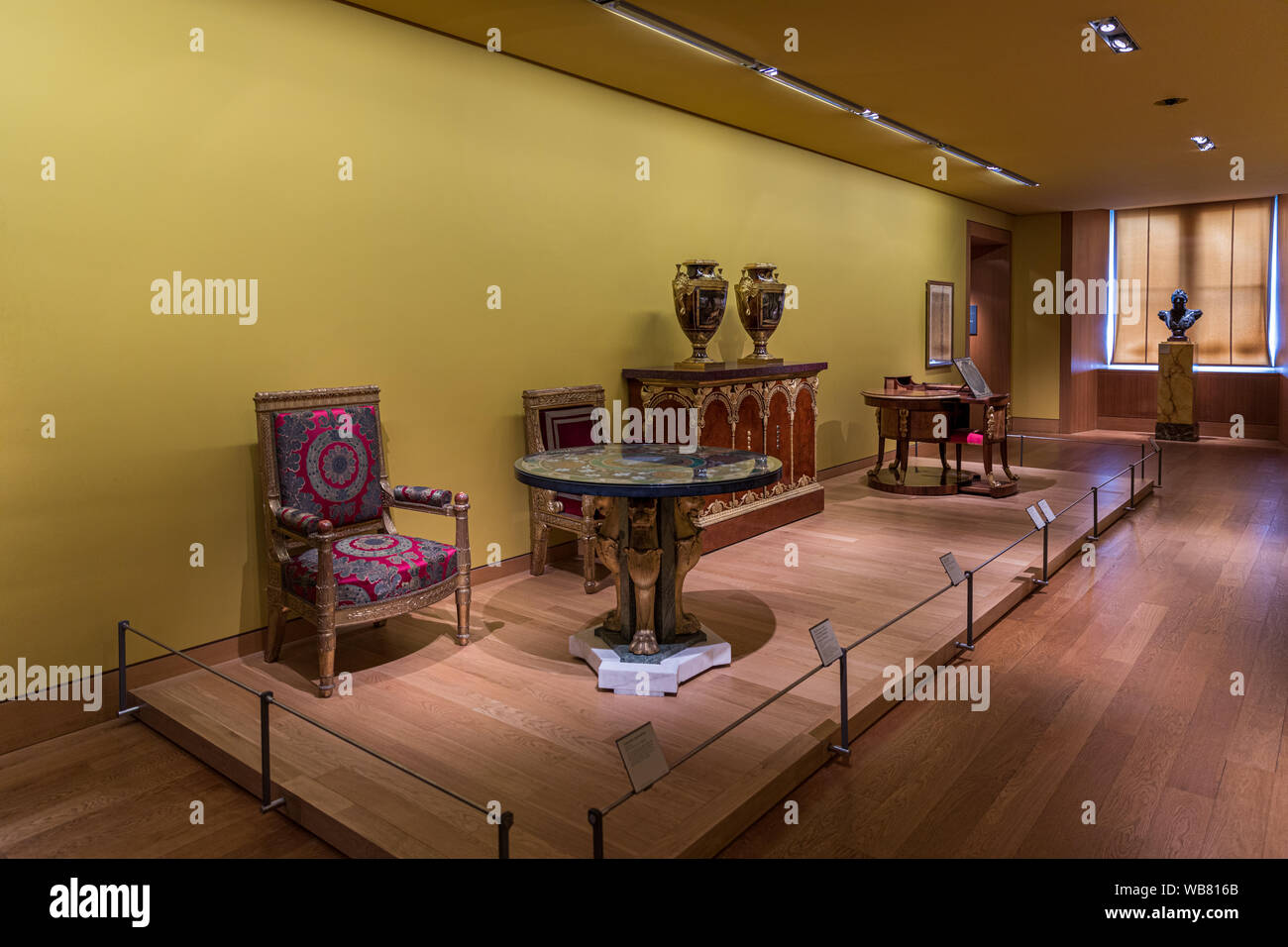 Paris, France - le 6 juillet 2018 : Appartements de Napoléon III dans le musée du Louvre. Musée du Louvre est le plus grand musée dans Word. La pièce de mobilier royal de luxe Banque D'Images