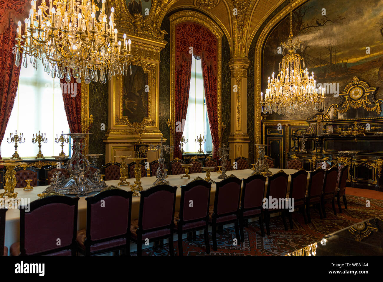 Paris, France - le 6 juillet 2018 : Appartements de Napoléon III dans le musée du Louvre. Musée du Louvre est le plus grand musée dans Word. La pièce de mobilier royal de luxe Banque D'Images