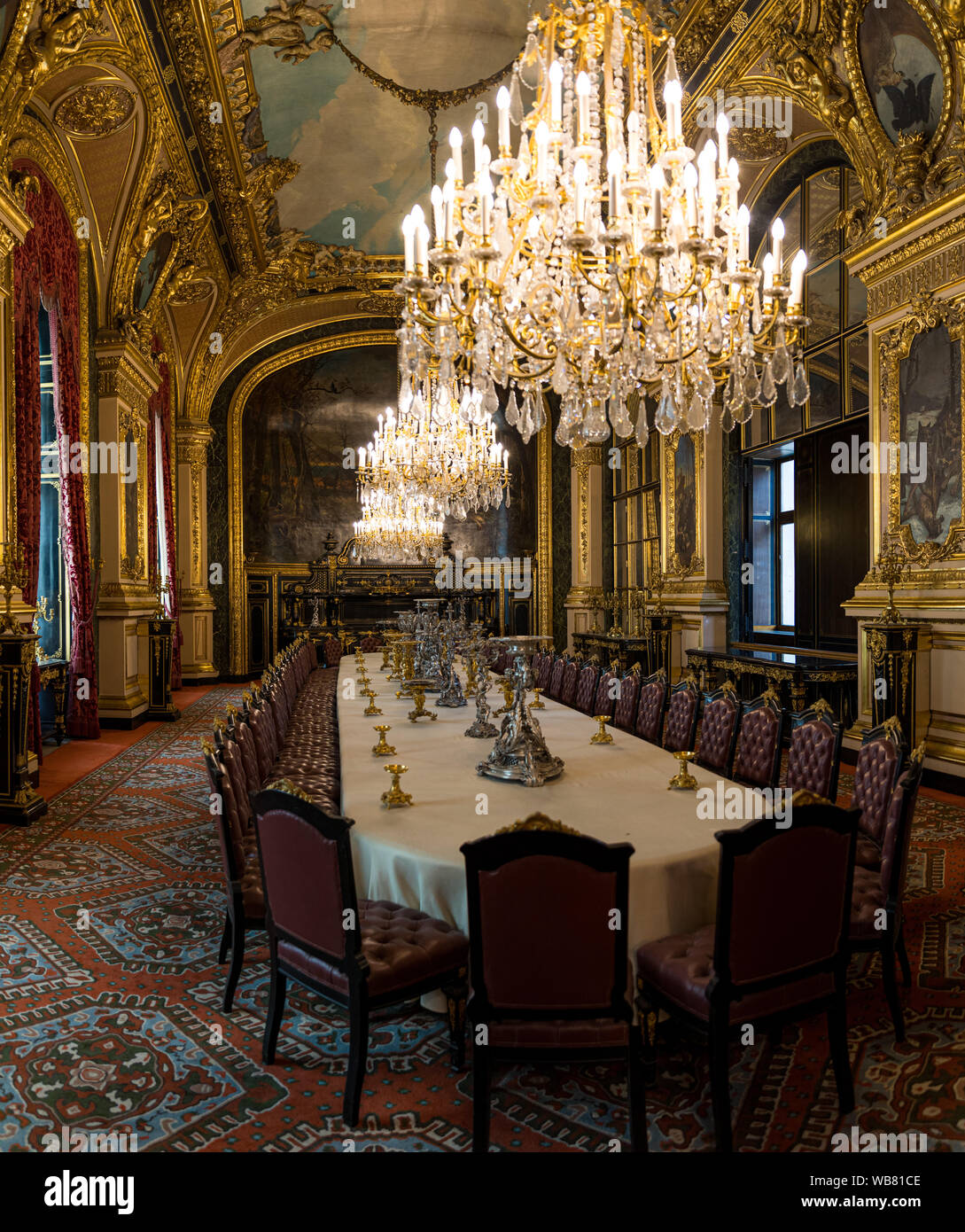 Paris, France - le 6 juillet 2018 : Appartements de Napoléon III dans le musée du Louvre. Musée du Louvre est le plus grand musée dans Word. La pièce de mobilier royal de luxe Banque D'Images