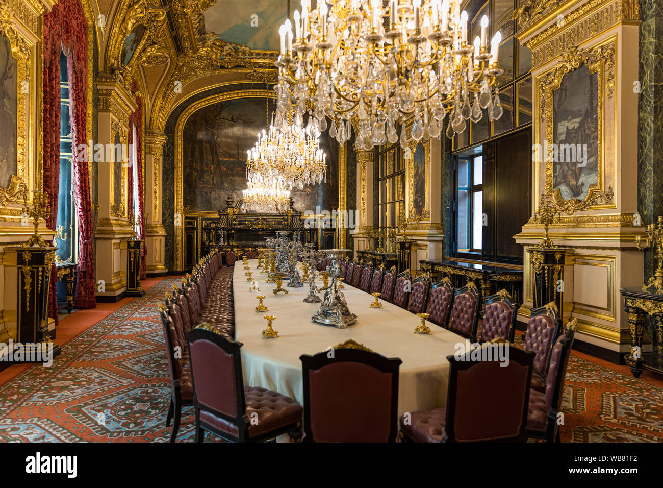 Paris, France - le 6 juillet 2018 : Appartements de Napoléon III dans le musée du Louvre. Musée du Louvre est le plus grand musée dans Word. La pièce de mobilier royal de luxe Banque D'Images
