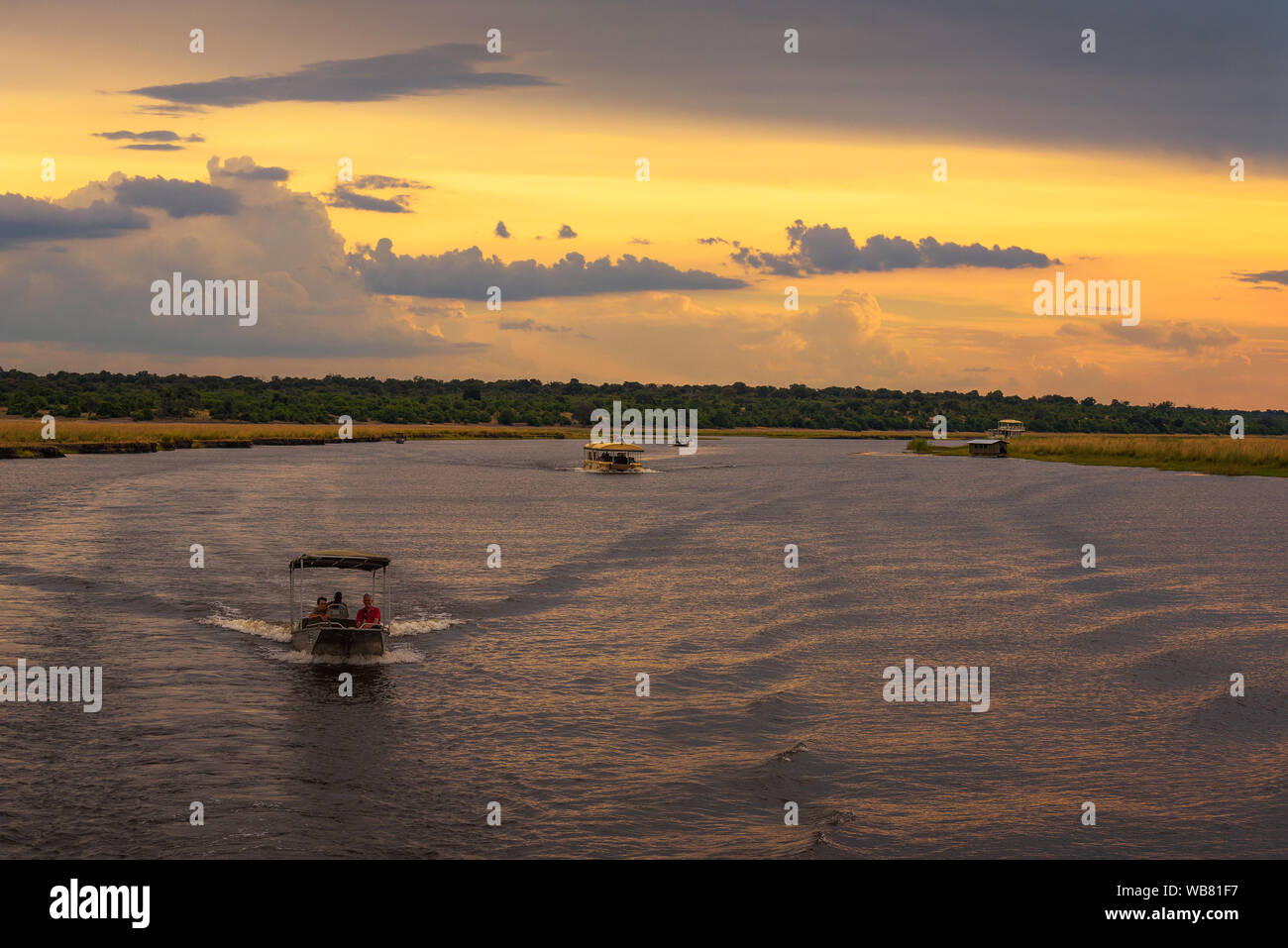 Les gens sur une croisière au coucher du soleil sur la rivière Chobe safari dans le Parc National de Chobe, au Botswana Banque D'Images