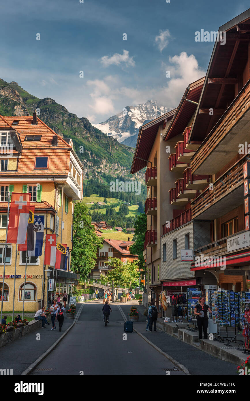 Rue principale du village de Wengen avec vue sur la montagne en Suisse Banque D'Images