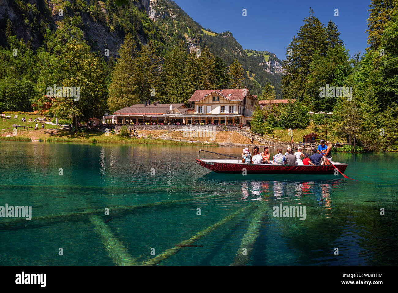 Les touristes de prendre une excursion en bateau sur le lac Blausee en Suisse Banque D'Images