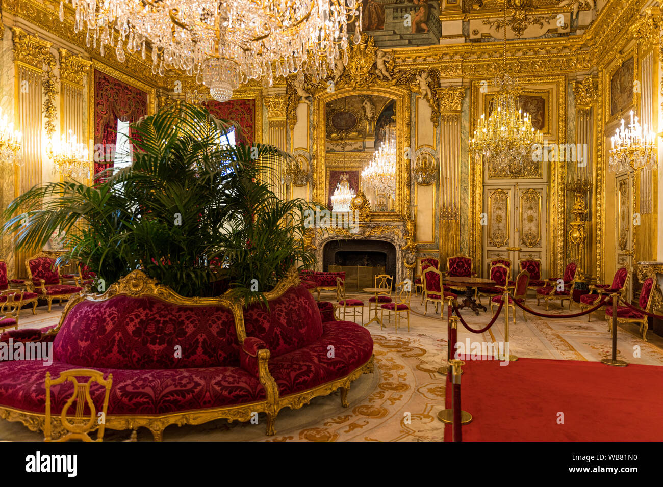 Paris, France - le 6 juillet 2018 : Appartements de Napoléon III dans le musée du Louvre. Musée du Louvre est le plus grand musée dans Word. La pièce de mobilier royal de luxe Banque D'Images