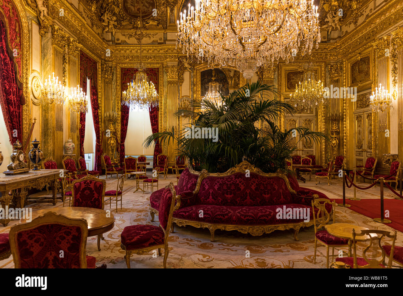 Paris, France - le 6 juillet 2018 : Appartements de Napoléon III dans le musée du Louvre. Musée du Louvre est le plus grand musée dans Word. La pièce de mobilier royal de luxe Banque D'Images