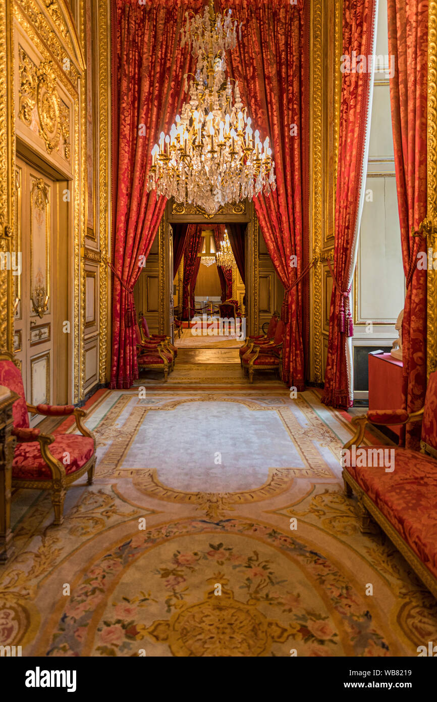 Paris, France - le 6 juillet 2018 : Appartements de Napoléon III dans le musée du Louvre. Musée du Louvre est le plus grand musée dans Word. La pièce de mobilier royal de luxe Banque D'Images