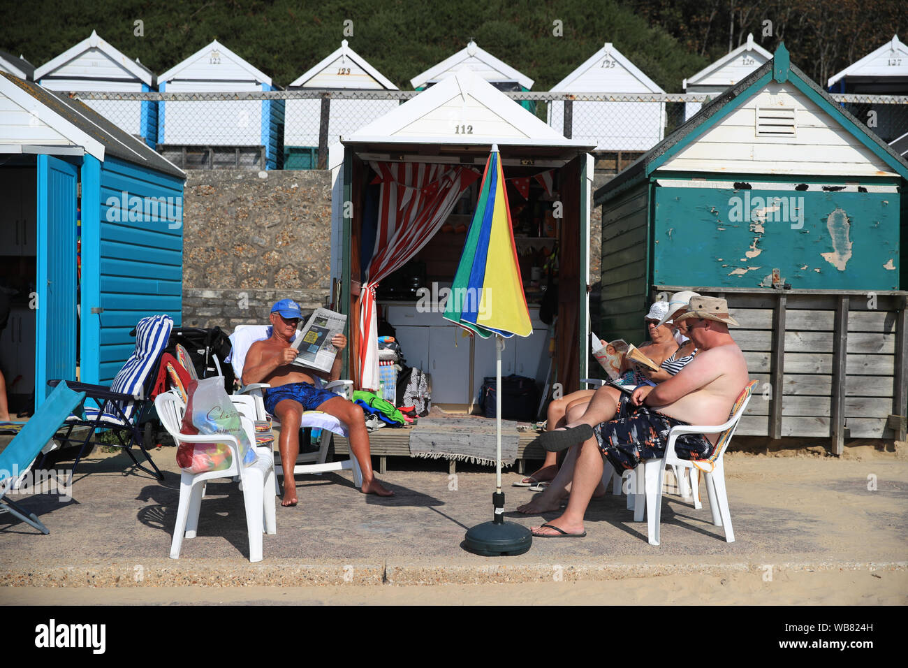 Les gens sur la plage de Bournemouth profiter du soleil qui se poursuivra tout au long du long week-end, avec même des températures plus prévu et peuvent atteindre un niveau record de 33C, probablement dans le sud-est de l'Angleterre, lundi. Banque D'Images