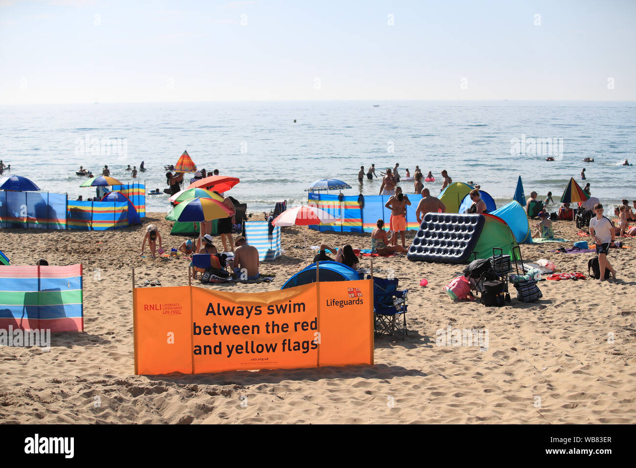 Les gens sur la plage de Bournemouth profiter du soleil qui se poursuivra tout au long du long week-end, avec même des températures plus prévu et peuvent atteindre un niveau record de 33C, probablement dans le sud-est de l'Angleterre, lundi. Banque D'Images