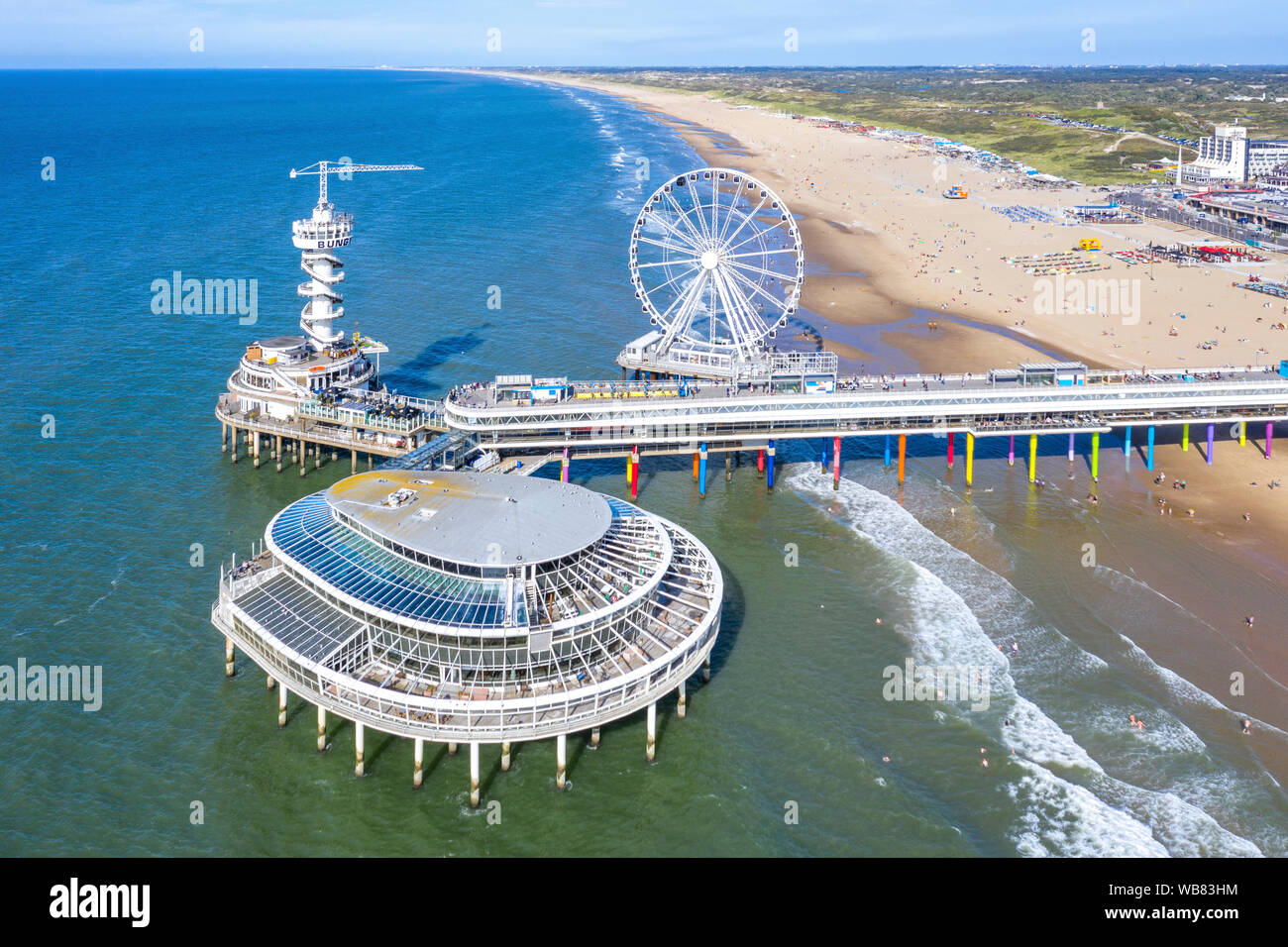 Vue aérienne de la plage et de la jetée de Scheveningen, Den Haag, La Haye,  situé sur la côte de la mer du Nord, Hollande du Sud, les Pays-Bas, l'Europe  Photo Stock -