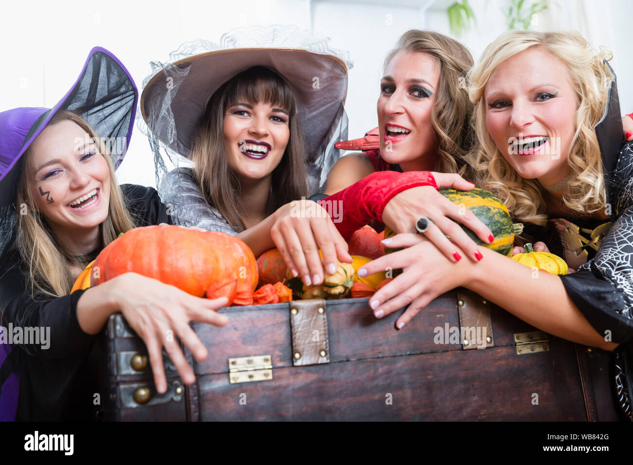 Les femmes portant des costumes de sorcière tout en se posant en même temps à l'Halloween Banque D'Images