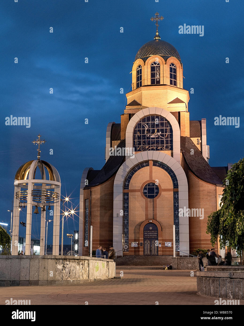 L'église de Kiev dans la nuit . Nuit des lumières de rue Banque D'Images