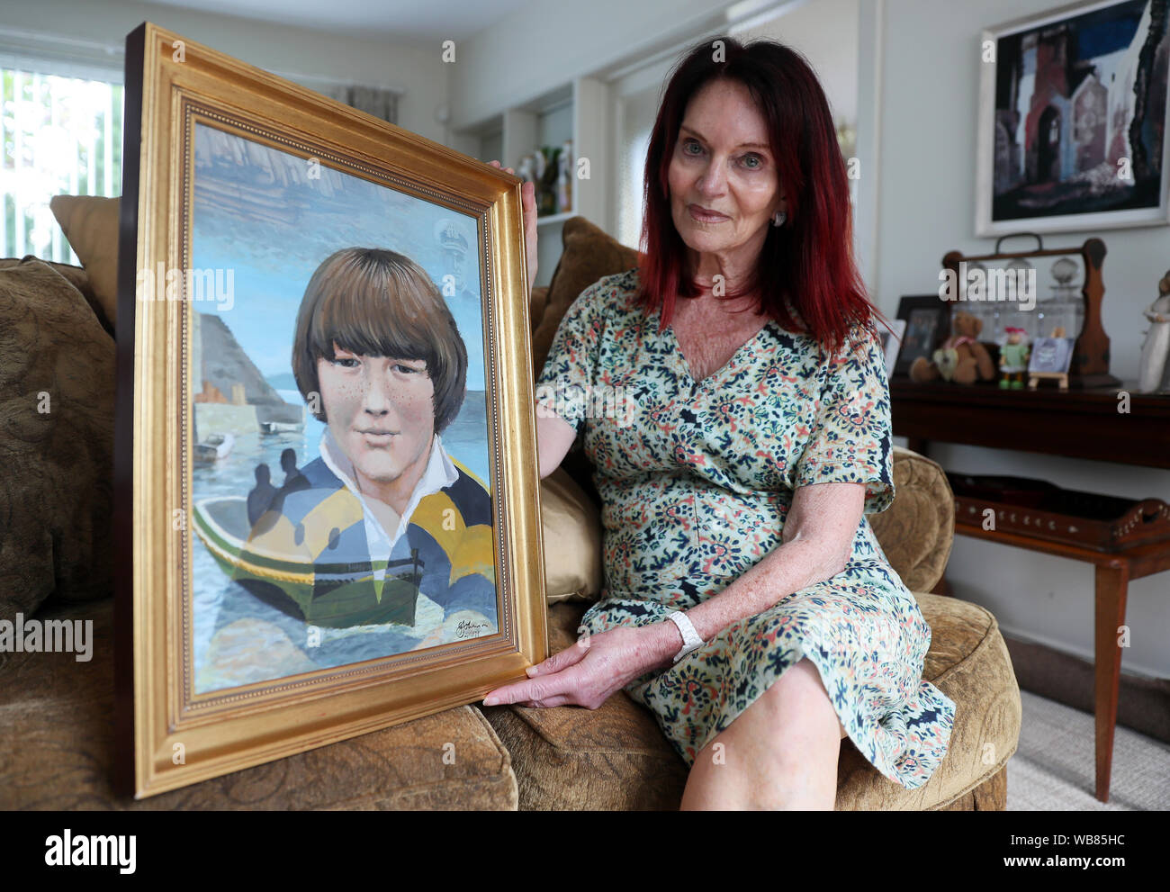 Mary Hornsey, chez elle en Irlande du Nord, tient un tableau de son fils de 15 ans, Paul Maxwell, qui faisait partie des morts lorsque l'IRA a fait sauter le bateau de pêche de Lord Mountbatten au large de la côte de Mullaghmore à Co Sligo le 27 août 1979. Mme Hornsey, a décrit l'incident comme un crime de guerre. Banque D'Images