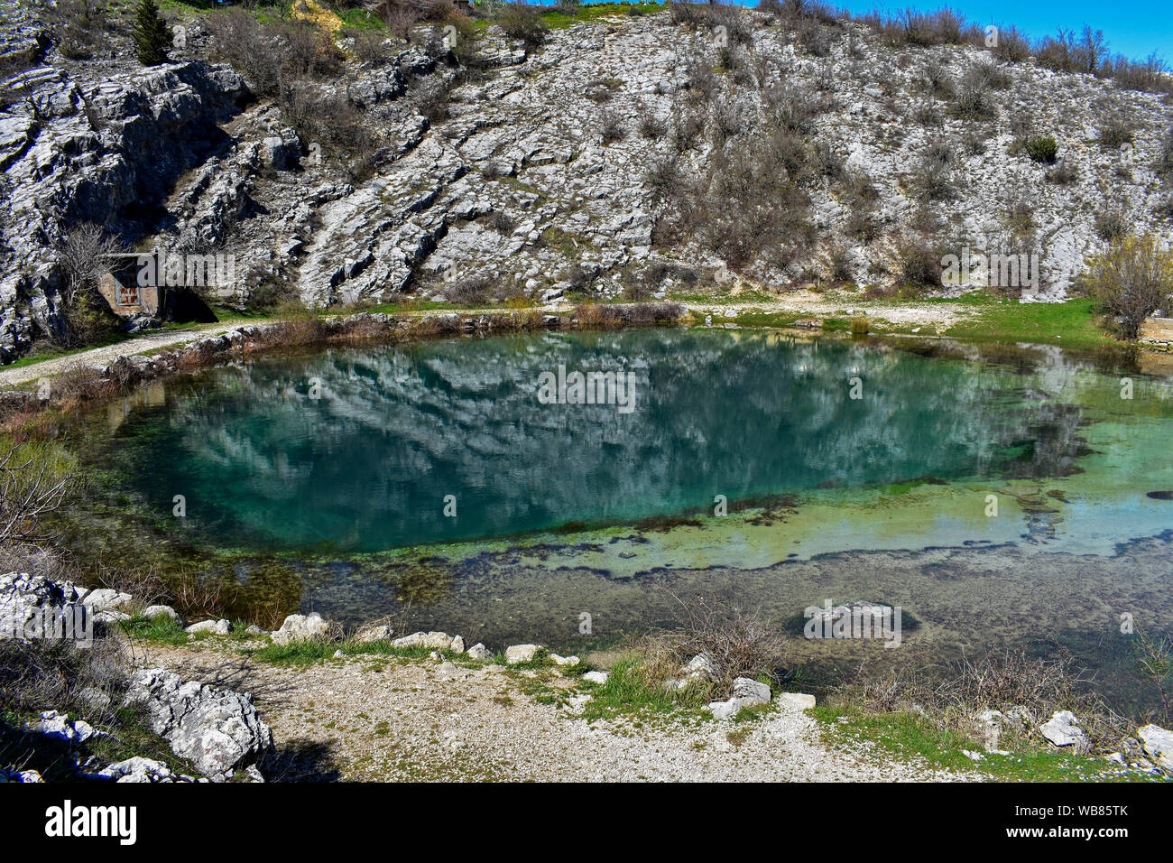 Oasis bleu entouré de paysages de montagne en montagne et de Pentecôte de prés, les sommets et les lacs glaciaires en Croatie, très belle vue sur la rivière Cetina, des yeux bleu- Banque D'Images