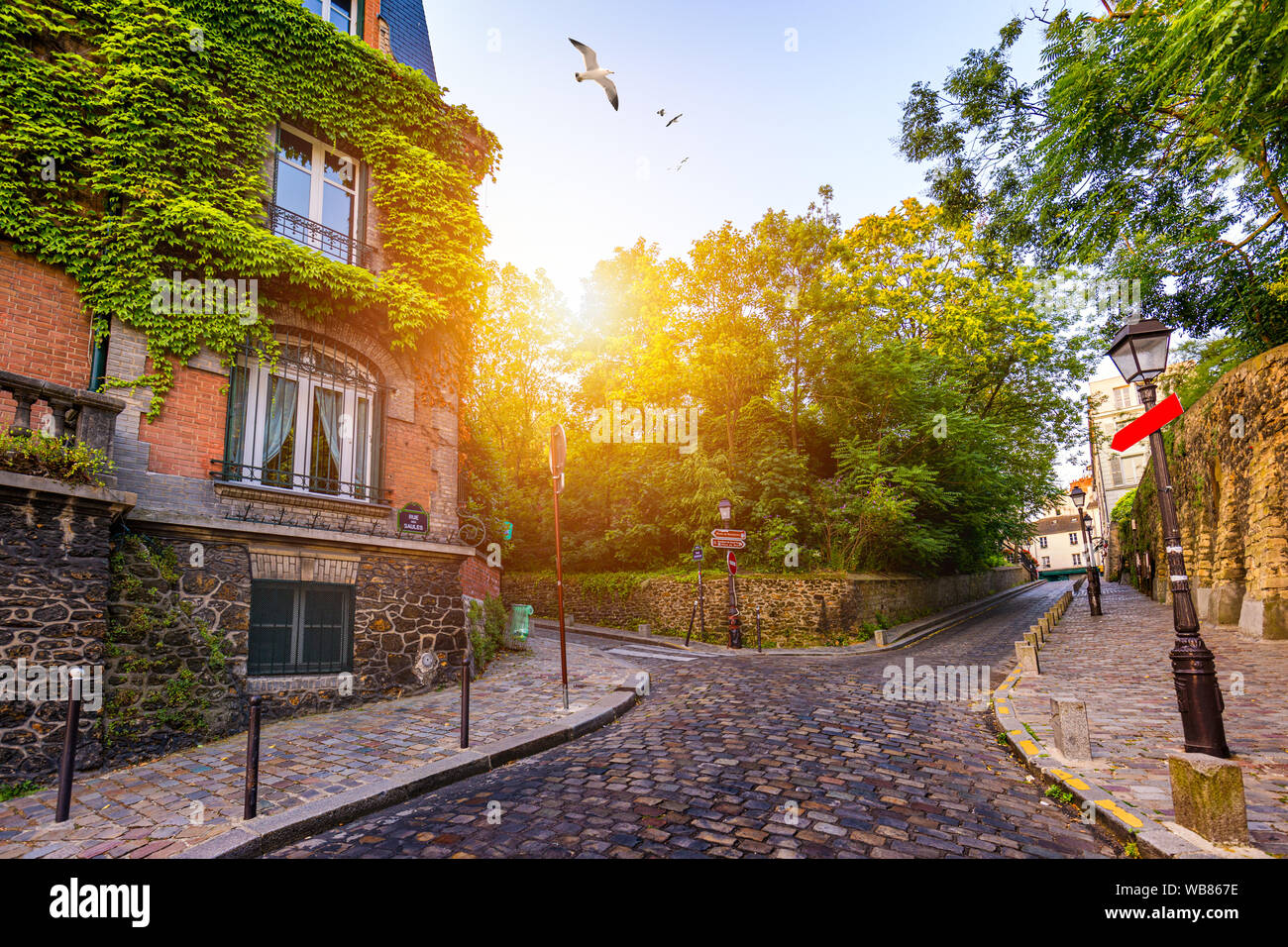 Quartier de Montmartre à Paris. Maisons sur route étroite au quartier de Montmartre à Paris. Vue sur rue confortable en quart de Montmartre à Paris, France. Archi Banque D'Images