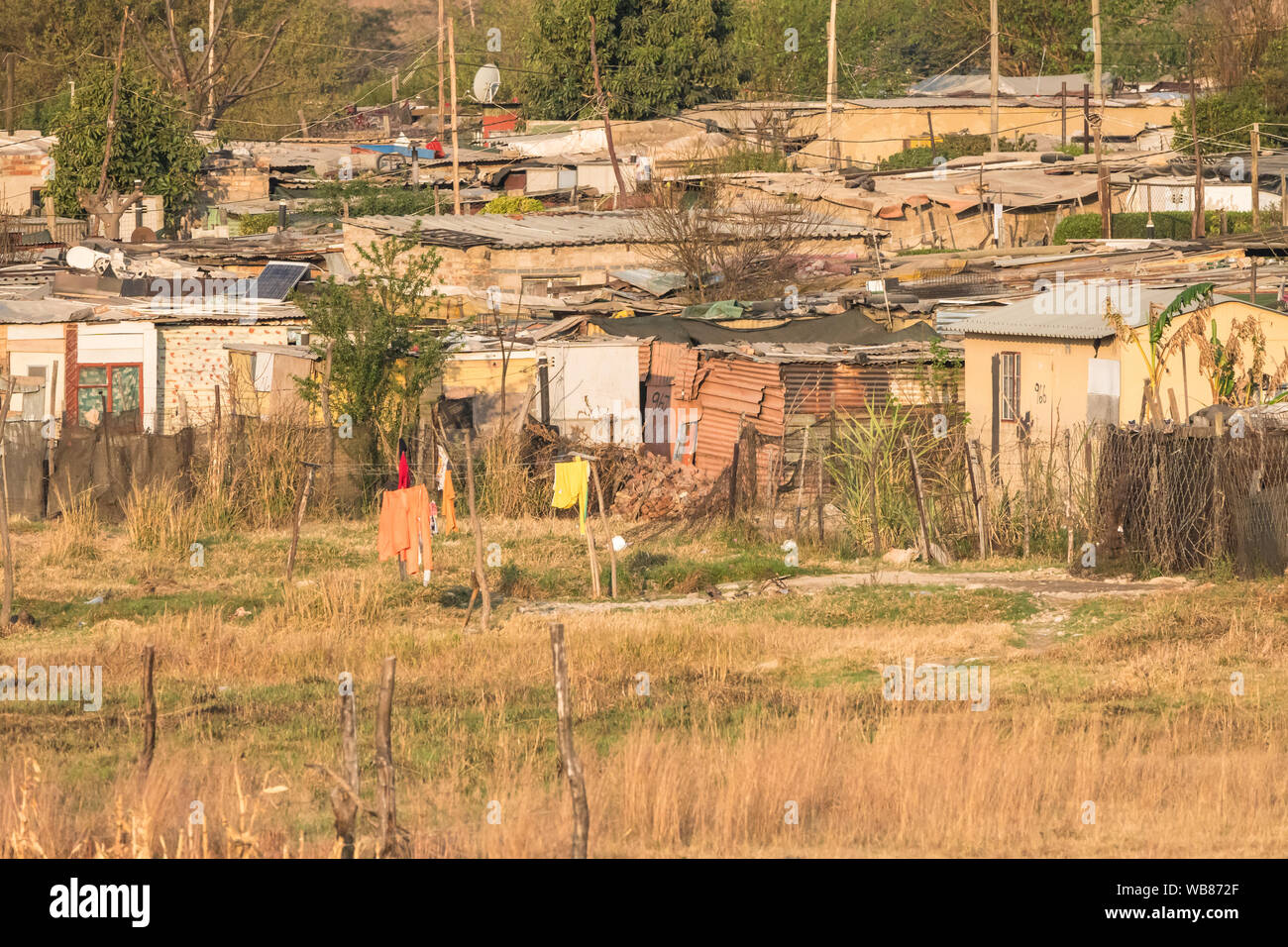 Bidonville, pauvres cabanes en tôle, canton de l'Afrique noire et la zone de la pauvreté et des difficultés à Diepsloot en dehors de Johannesburg, Gauteng, Afrique du Sud Banque D'Images
