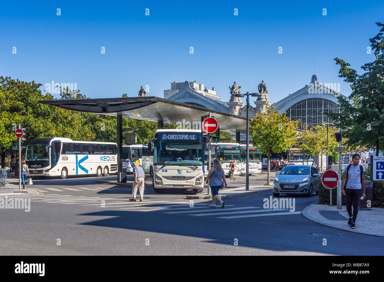 Terminus d'autobus en face de la principale gare - Tours, Indre-et-Loire, France. Banque D'Images