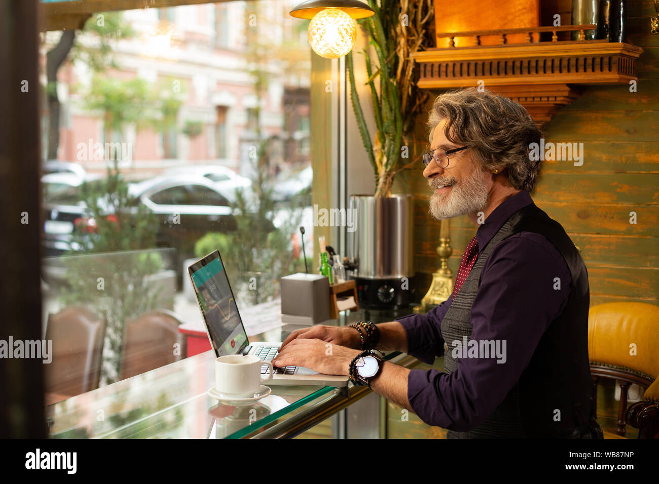 Smiling man sitting in a coffee shop. Banque D'Images