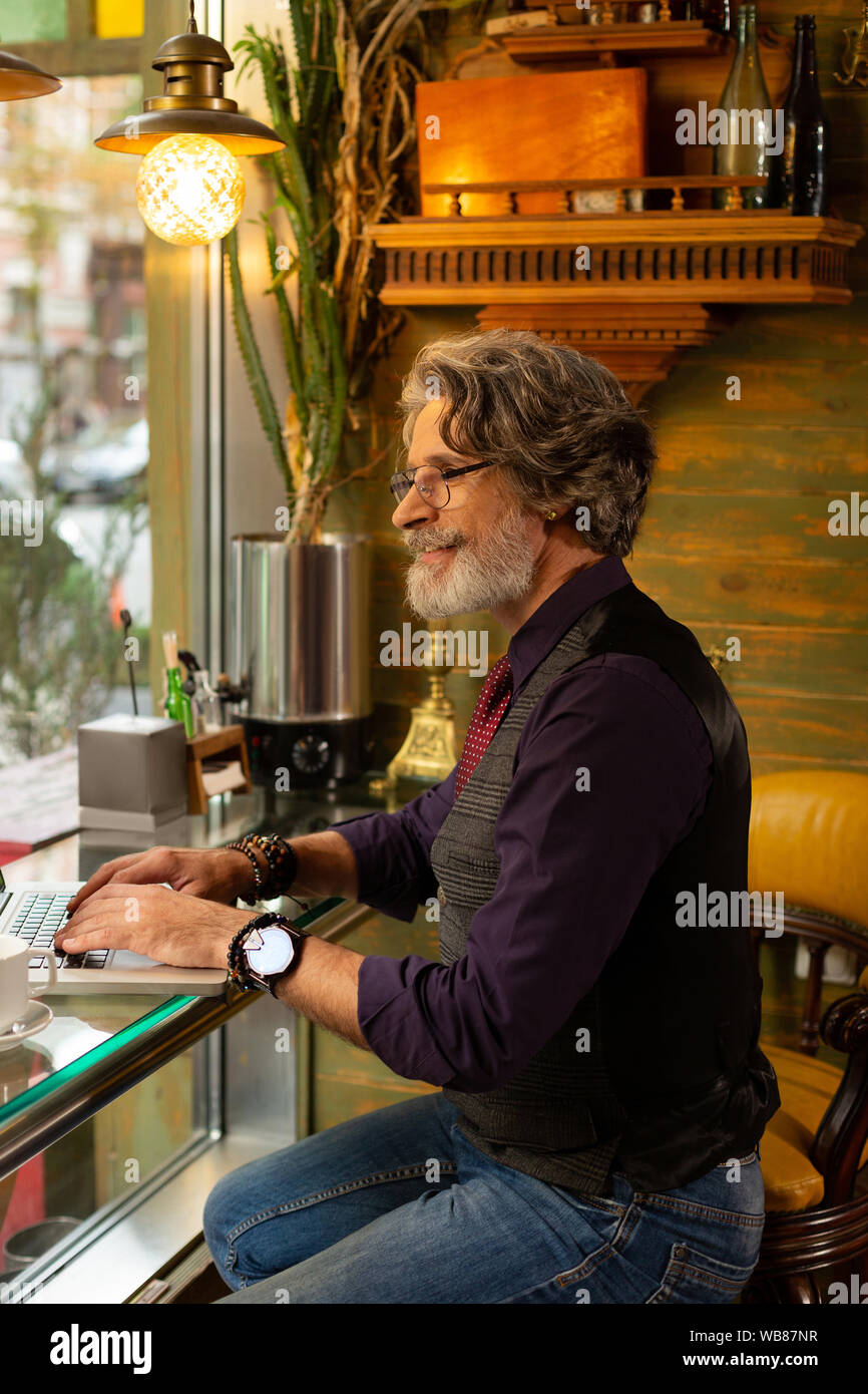 Bel homme travaillant au café table. Banque D'Images