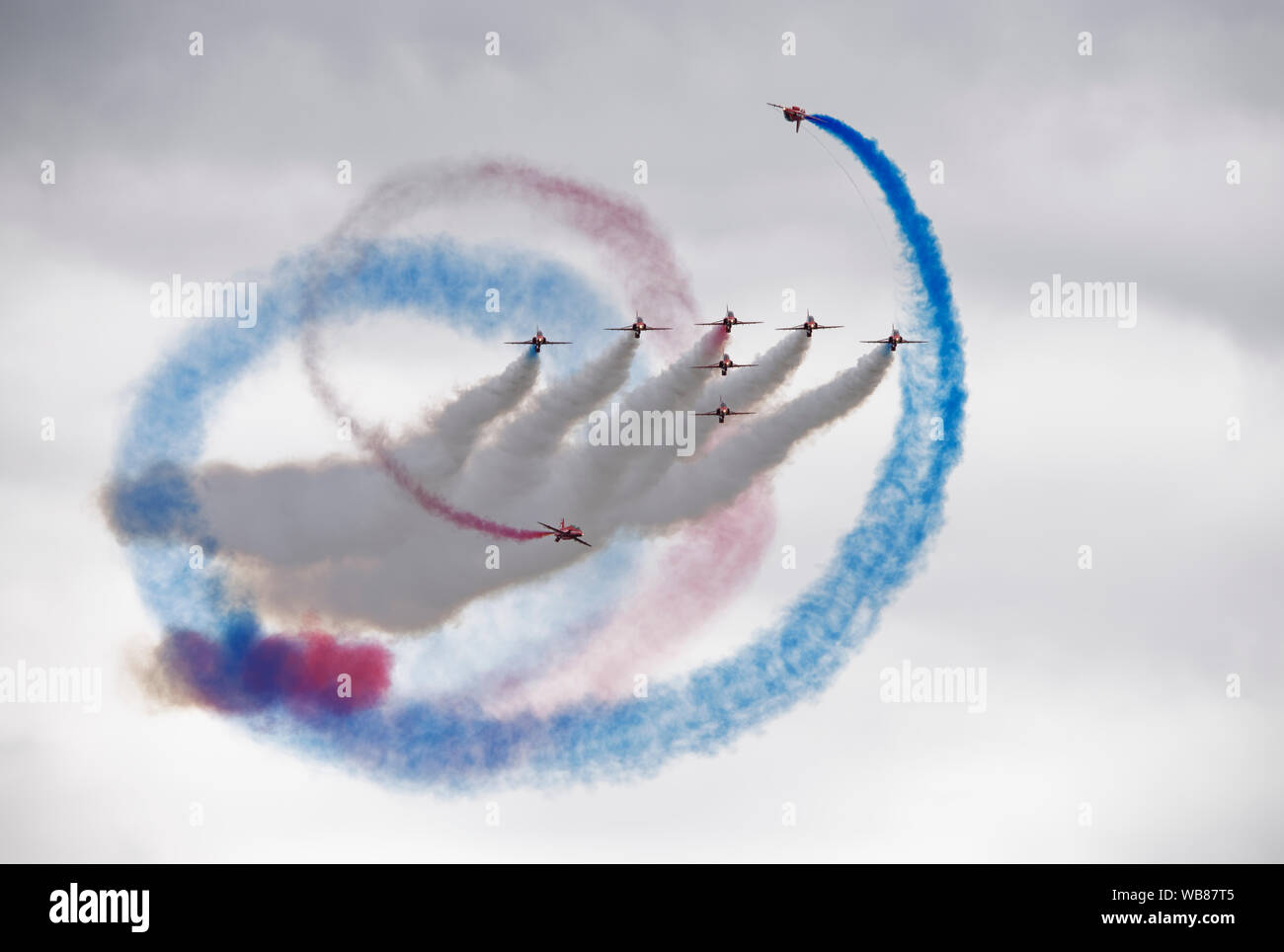 La Royal Air Force, l'équipe de voltige afficher les flèches rouges effectuer leur manoeuvre de tornade au RIAT Banque D'Images