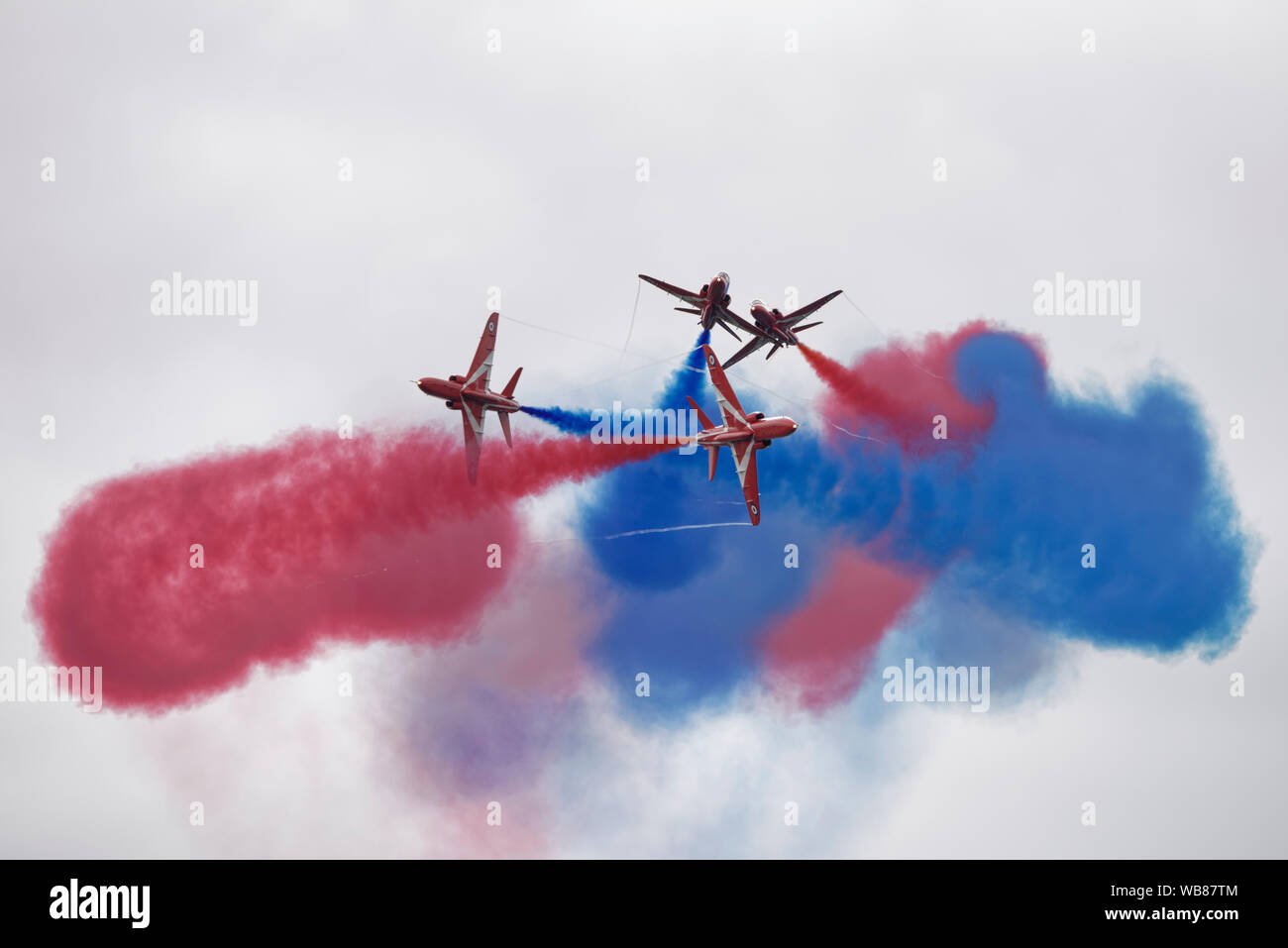 La Royal Air Force, l'équipe de voltige afficher les flèches rouges effectuer une formation passionnante pause au RIAT Banque D'Images