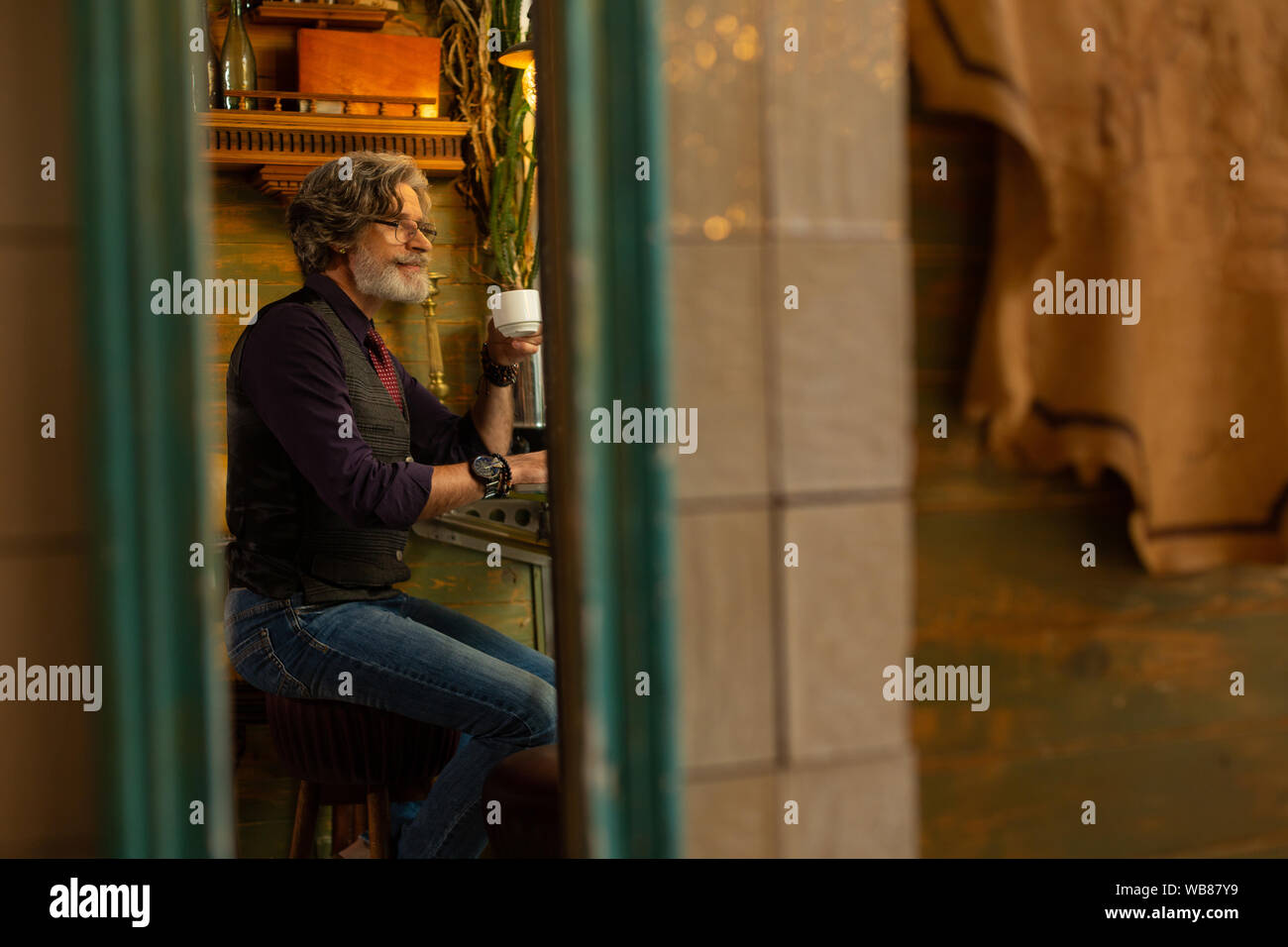 Homme heureux prendre une tasse de café. Banque D'Images
