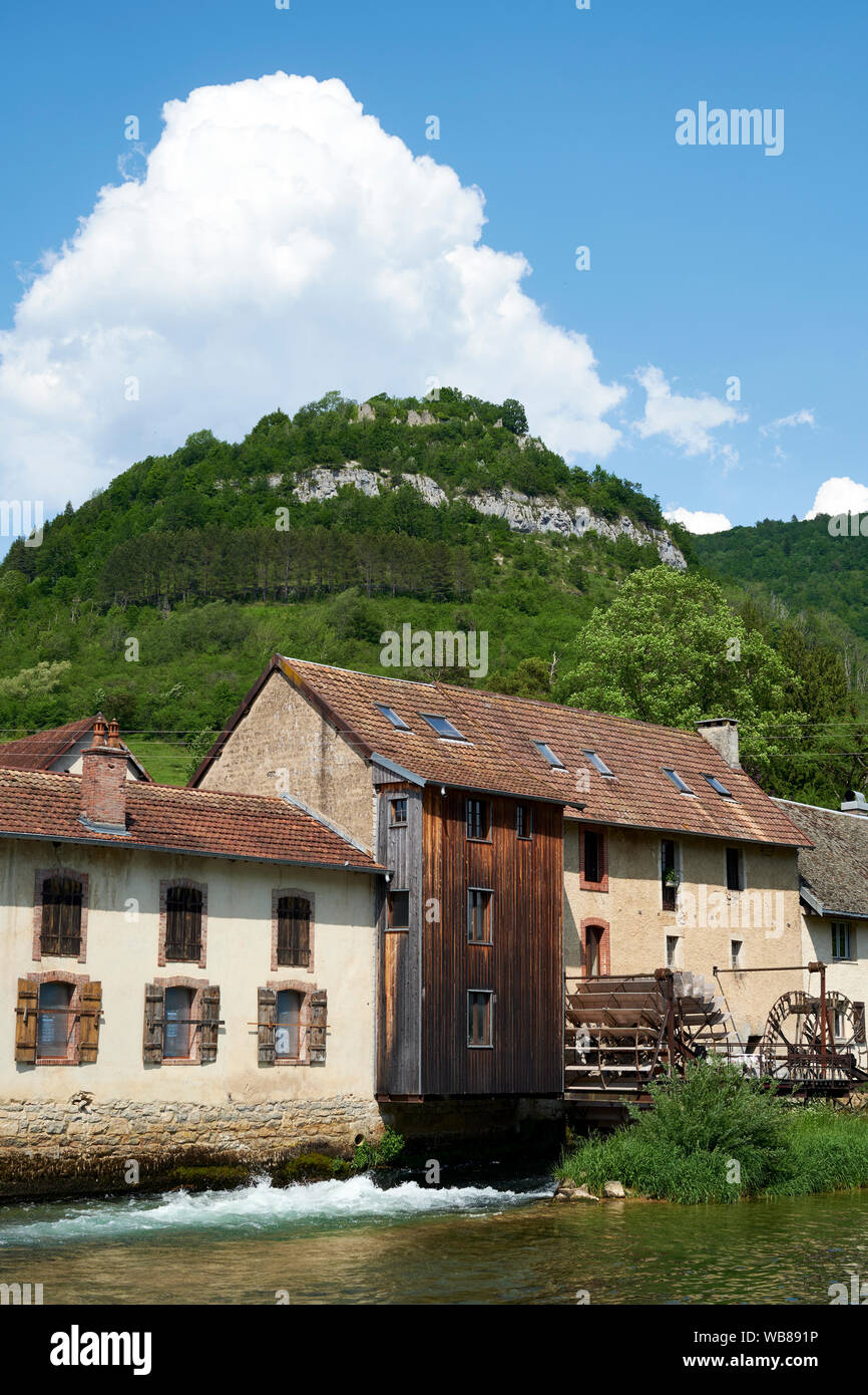 Vuillafans et la rivière Loue avec un moulin à eau dans le département du Doubs et la région Bourgogne-Franche-comté dans l'est de la France. Banque D'Images