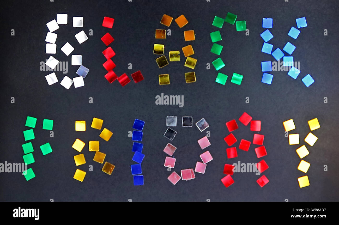 Les mots Vendredi Noir est aménagé de confettis de couleurs sur fond noir comme un tableau noir de l'école. Concept vente vendredi noir Banque D'Images