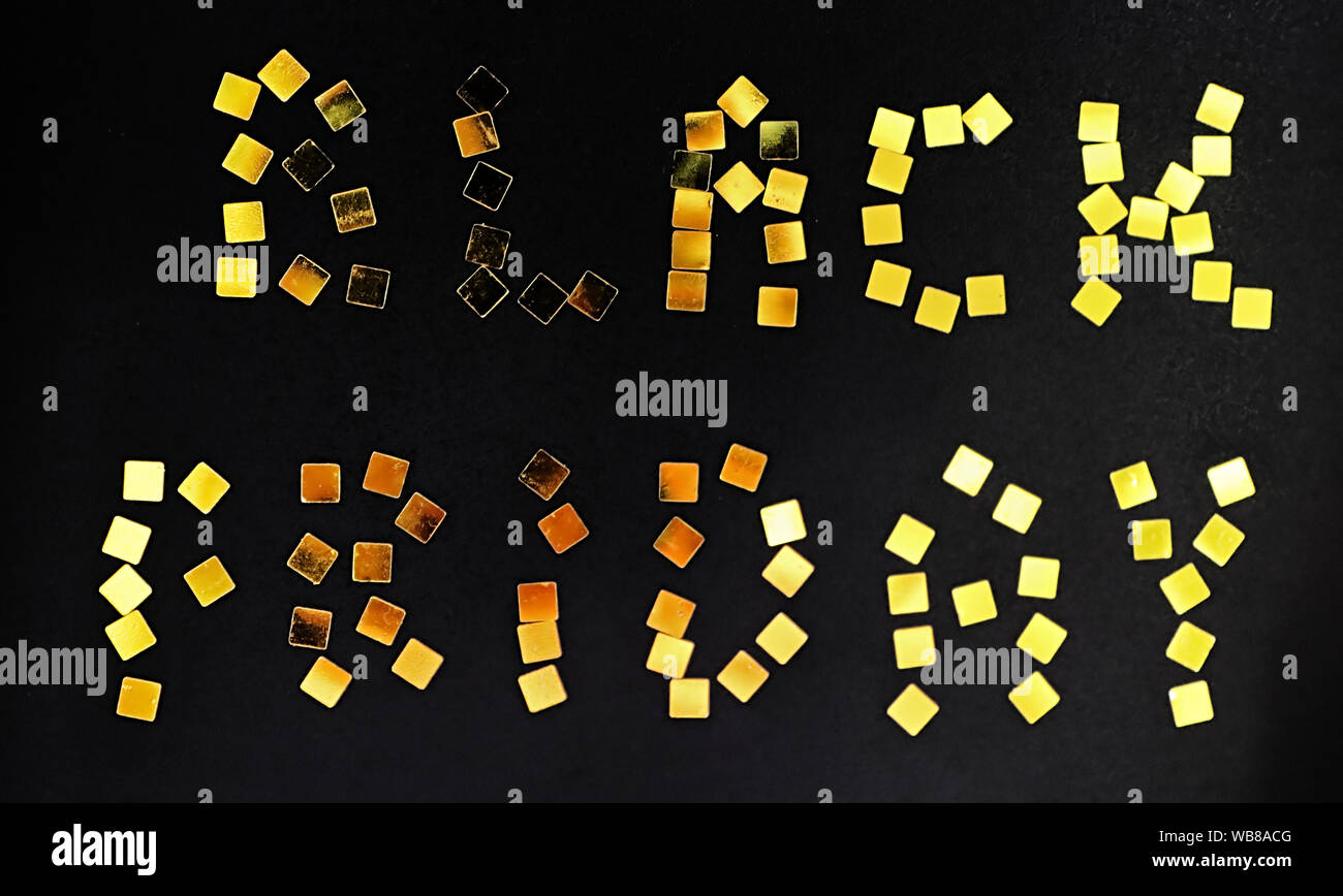 Les mots Vendredi Noir est aménagé de confettis d'or sur fond noir. Concept vente vendredi noir Banque D'Images