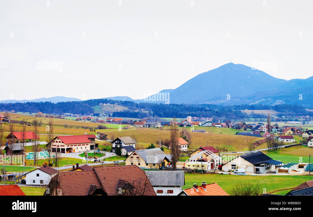 Vue panoramique sur le paysage et vieux village en Autriche dans l'Europe. Petite ville de Alpes autrichiennes. L'architecture du bâtiment. Paysage routier Banque D'Images