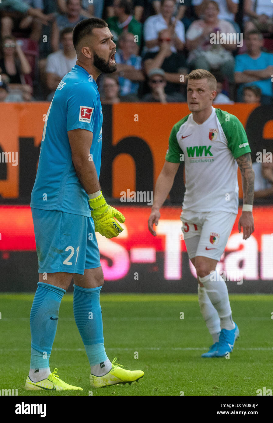 Augsburg, Allemagne. Août 24, 2019. Soccer : Bundesliga, FC Augsburg - 1er FC Union Berlin, 2e journée dans la WWK-Arena. Gardien Tomas Koubek d'Augsbourg (l) et Philipp Max sont déçus. Credit : Stefan Udry/DPA - NOTE IMPORTANTE : en conformité avec les exigences de la DFL Deutsche Fußball Liga ou la DFB Deutscher Fußball-Bund, il est interdit d'utiliser ou avoir utilisé des photographies prises dans le stade et/ou la correspondance dans la séquence sous forme d'images et/ou vidéo-comme des séquences de photos./dpa/Alamy Live News Banque D'Images