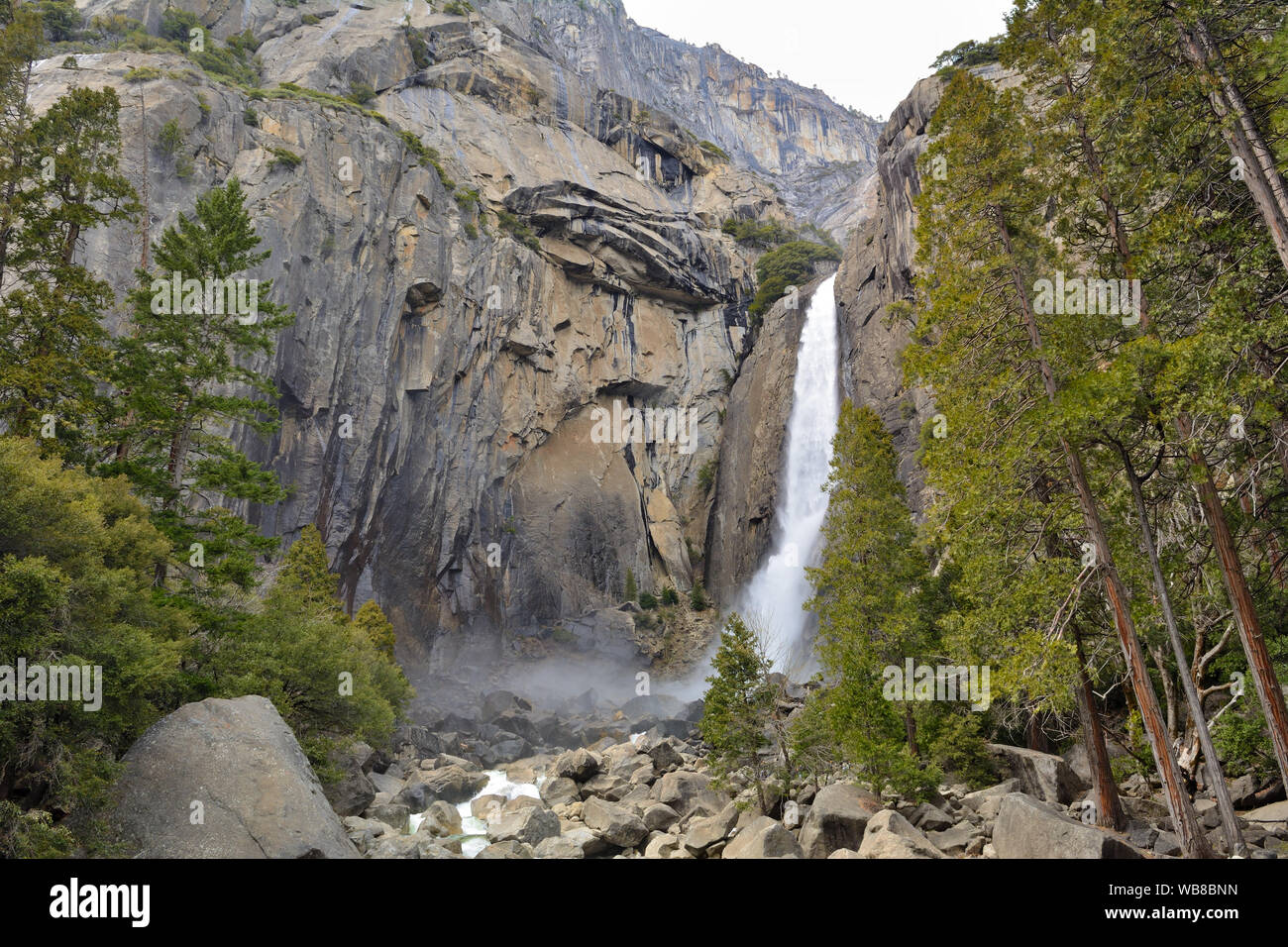 Yosemite Falls inférieur à Yosemite National Park, California, USA Banque D'Images