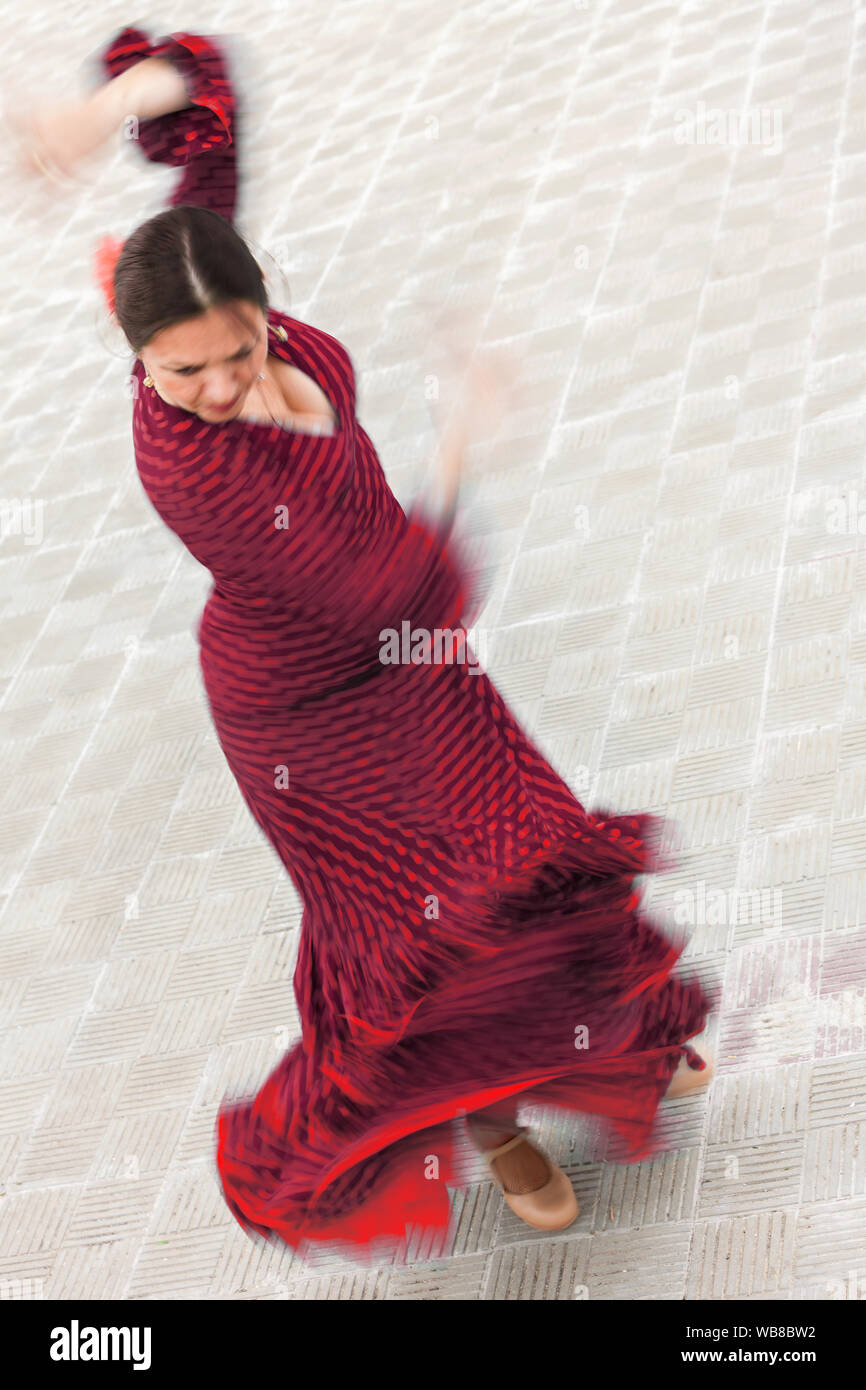 Motion blurred photo de femme femme espagnol Flamenco dancer performing en extérieur dans une robe rouge Banque D'Images