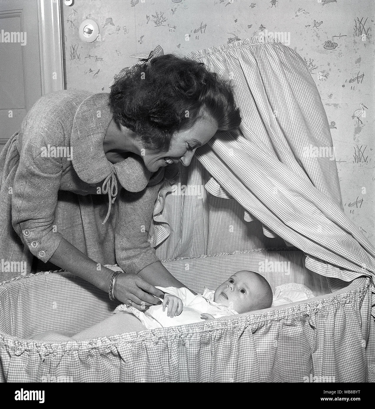 La maternité dans les années 1950. Une mère, c'est câlins avec son bébé