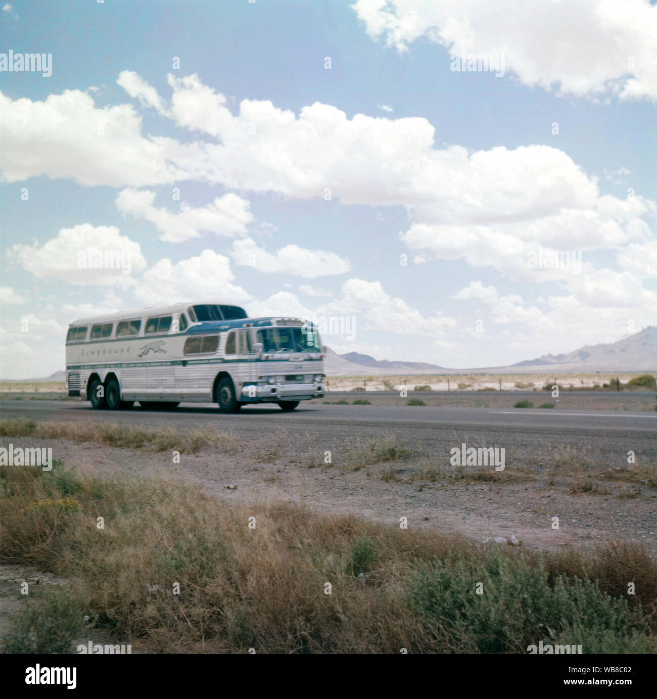 Greyhound Lines, habituellement raccourci à Greyhound, est un transporteur public d'autobus interurbains. Créé en 1914 par le Minnesota Hibbing émigrant suédois Eric Wickman. L'image montre un autobus Greyhound sur la route quelque part en Arizona 1959 Banque D'Images