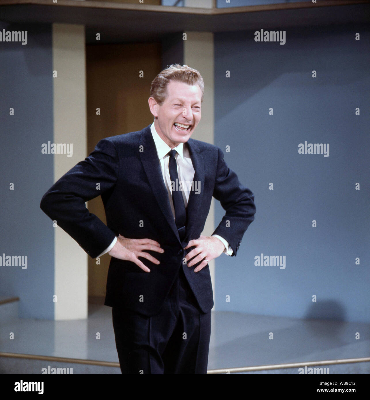 Danny Kaye. 1911-1987. L'acteur américain. L'on voit ici dans son propre spectacle Le Danny Kaye show qui s'est présenté comme une série de 1963 à 1967 sur CBS Television. Banque D'Images