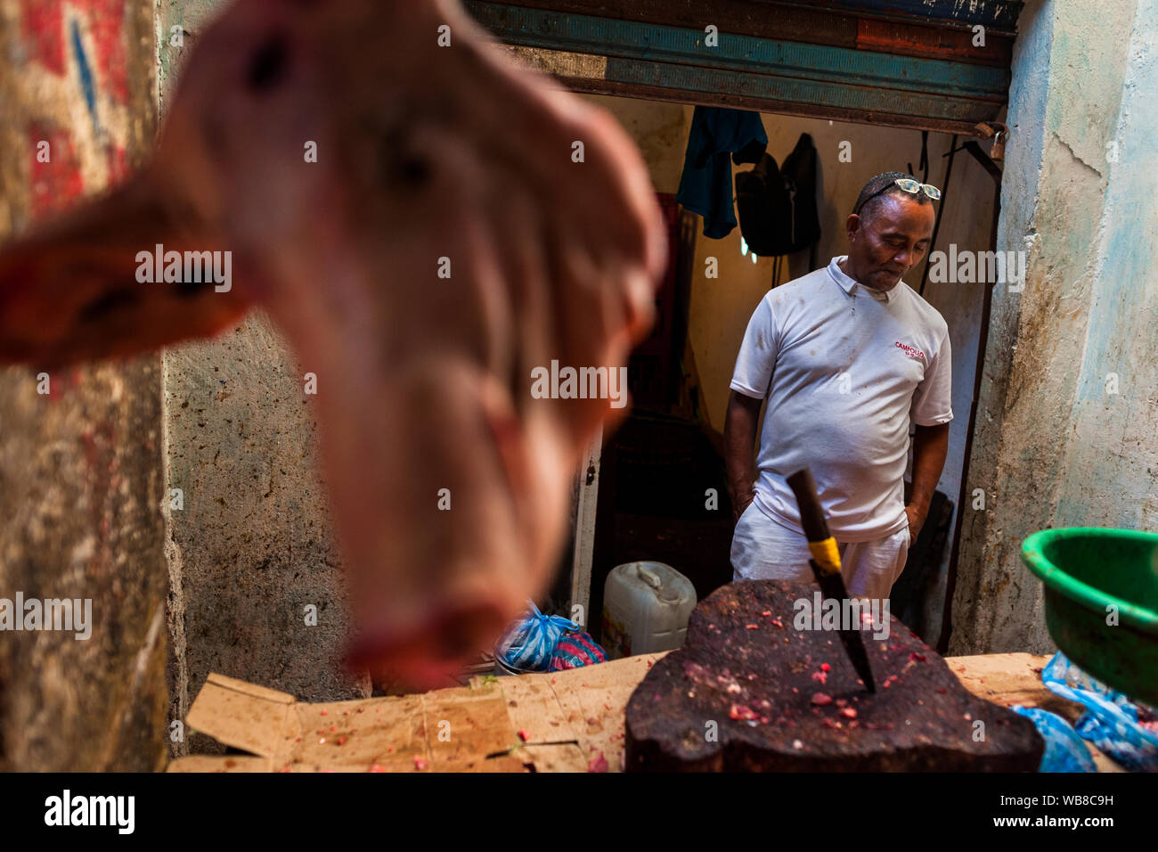 Un boucher afro-colombienne attend les clients dans sa position dans le marché d'Bazurto à Cartagena, Colombie. Banque D'Images